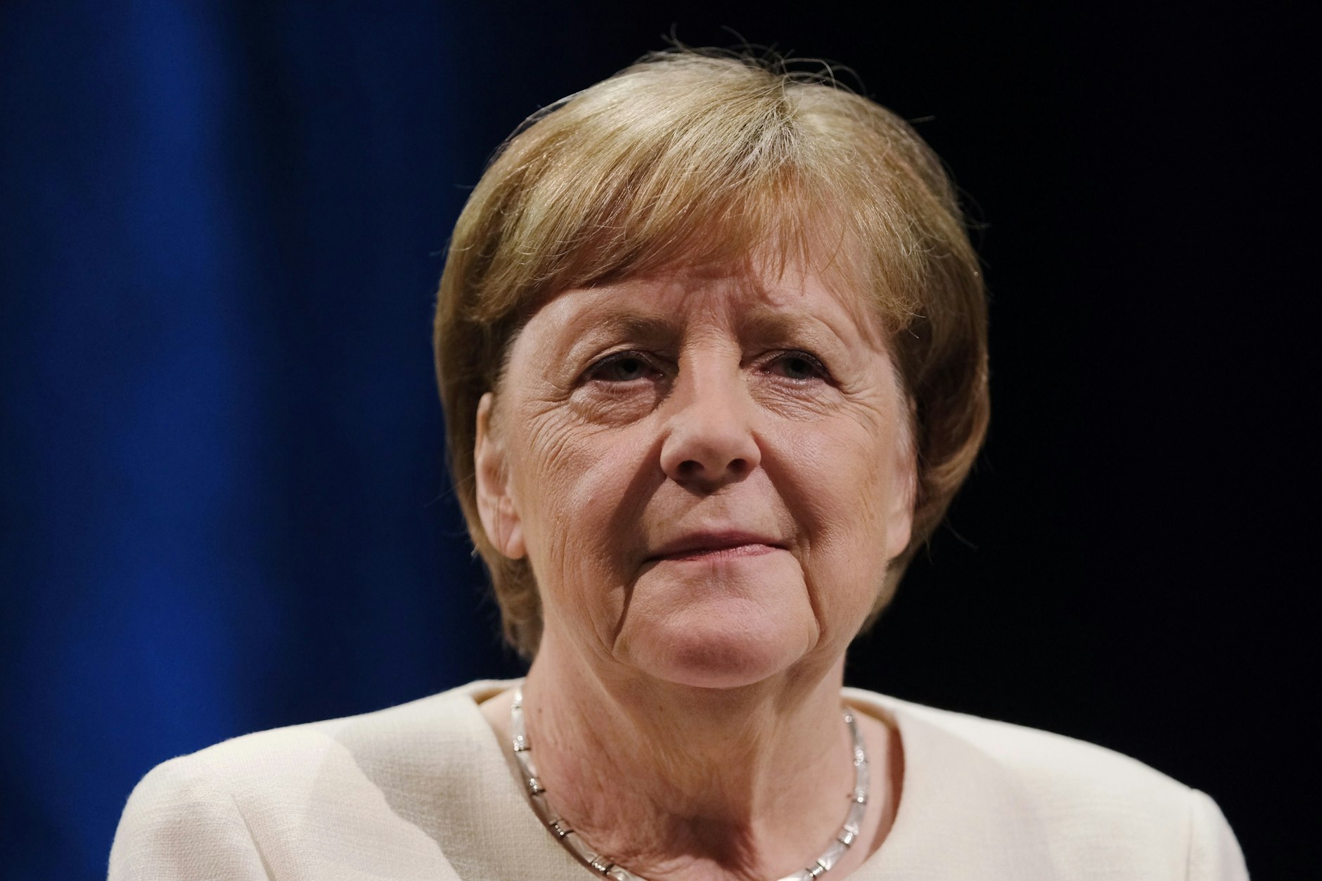 Die frühere Bundeskanzlerin Angela Merkel bei einer Veranstaltung im Rahmen der Leipziger Buchmesse auf einer Bühne im Schauspiel Leipzig