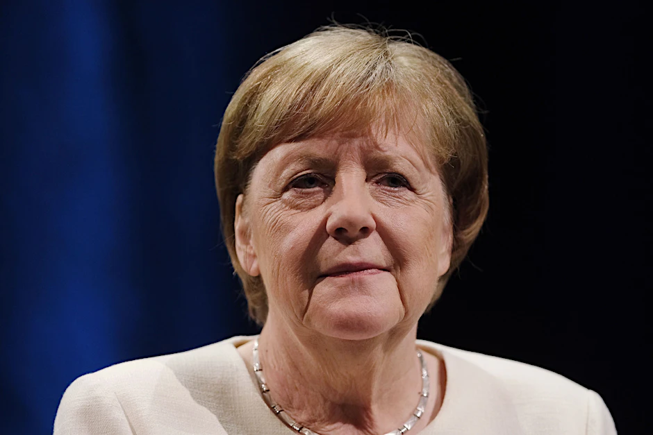 Die frühere Bundeskanzlerin Angela Merkel bei einer Veranstaltung im Rahmen der Leipziger Buchmesse auf einer Bühne im Schauspiel Leipzig