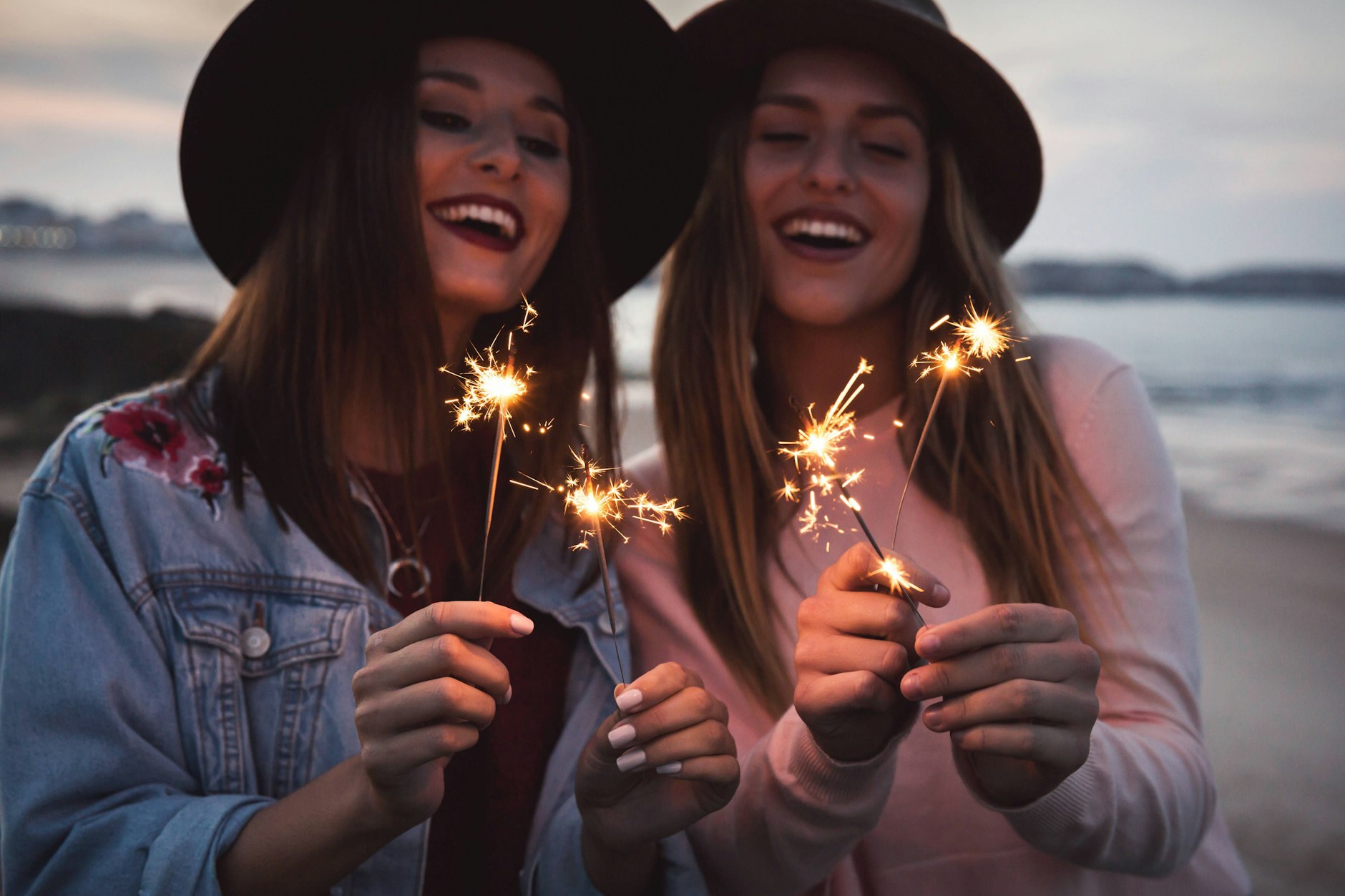 Laut Horoskop gibt es einige Sternzeichen, deren Freundschaft ganz besonders ist.