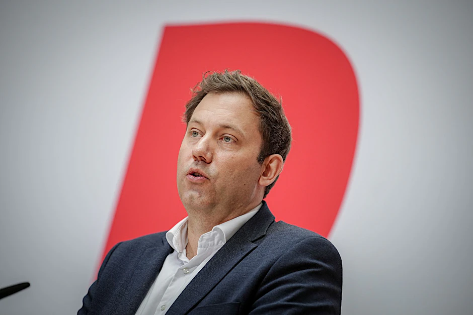 Lars Klingbeil auf einer Pressekonferenz nach der Bremer Bürgerschaftswahl im Willy-Brandt-Haus in Berlin