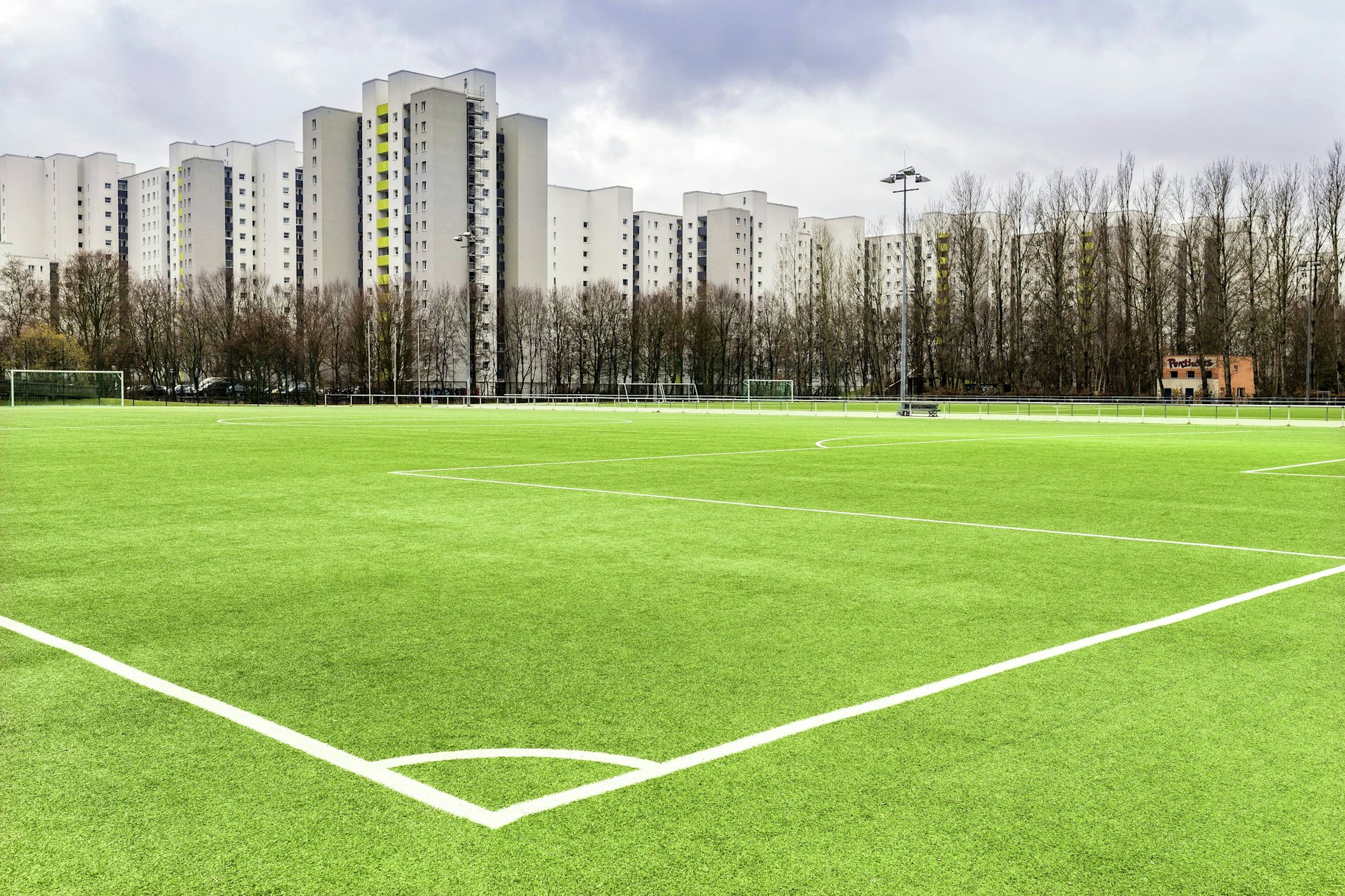 Auf einem Fußballplatz in Berlin-Marzahn eskalierte ein Streit zwischen Spielern und Schiedsrichter.