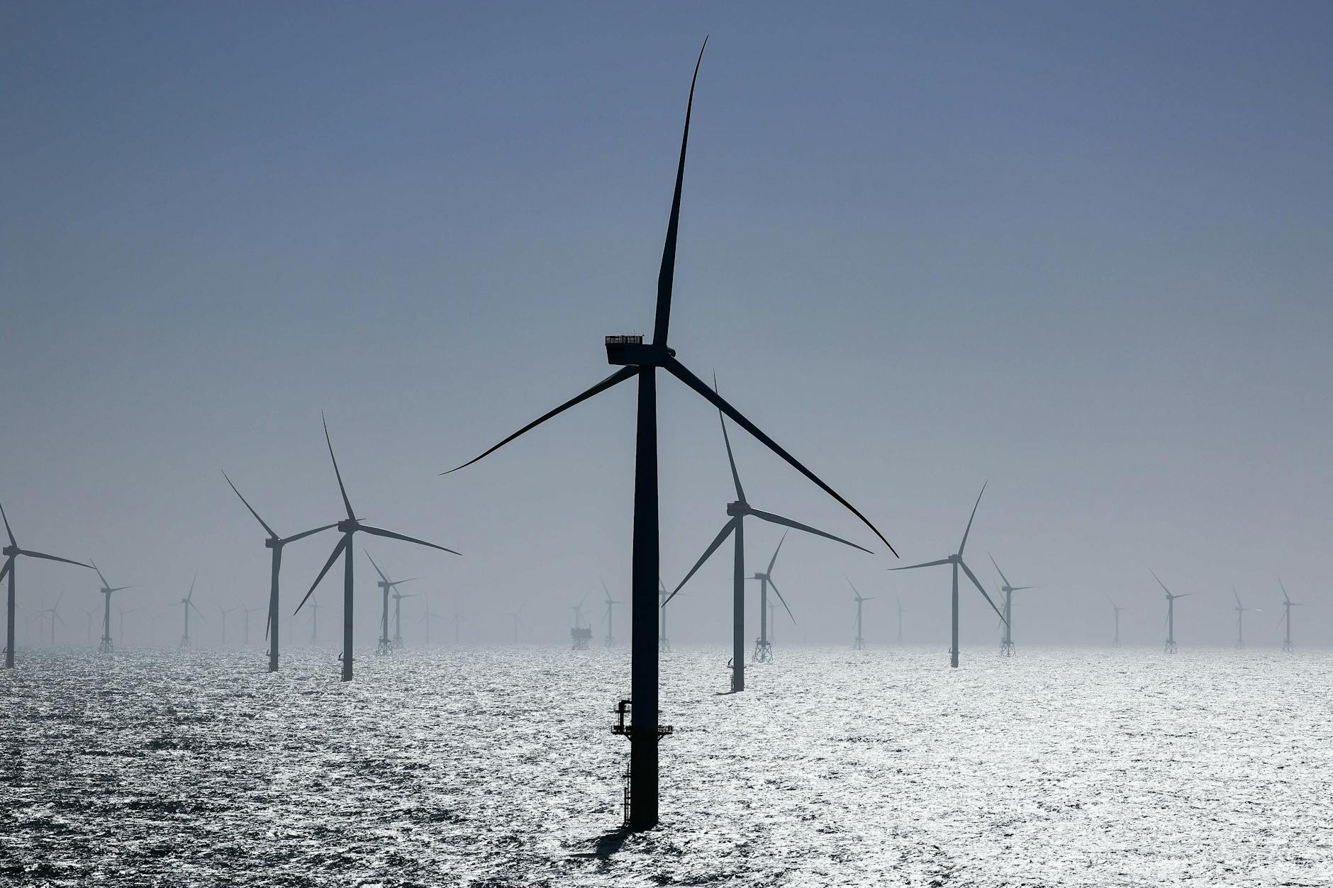 In Zukunft sollen Offshore-Windparks die Förderung grünen Wasserstoffs ermöglichen und schrittweise den blauen Wasserstoff ablösen.