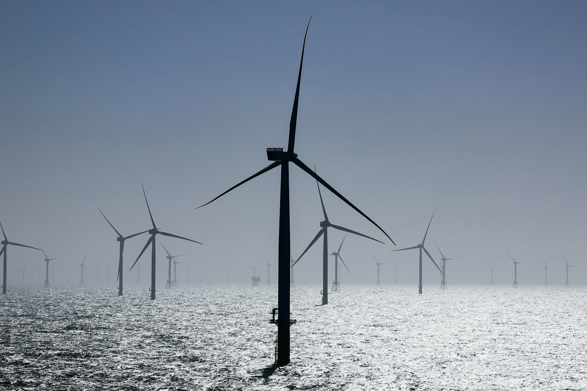 In Zukunft sollen Offshore-Windparks die Förderung grünen Wasserstoffs ermöglichen und schrittweise den blauen Wasserstoff ablösen.