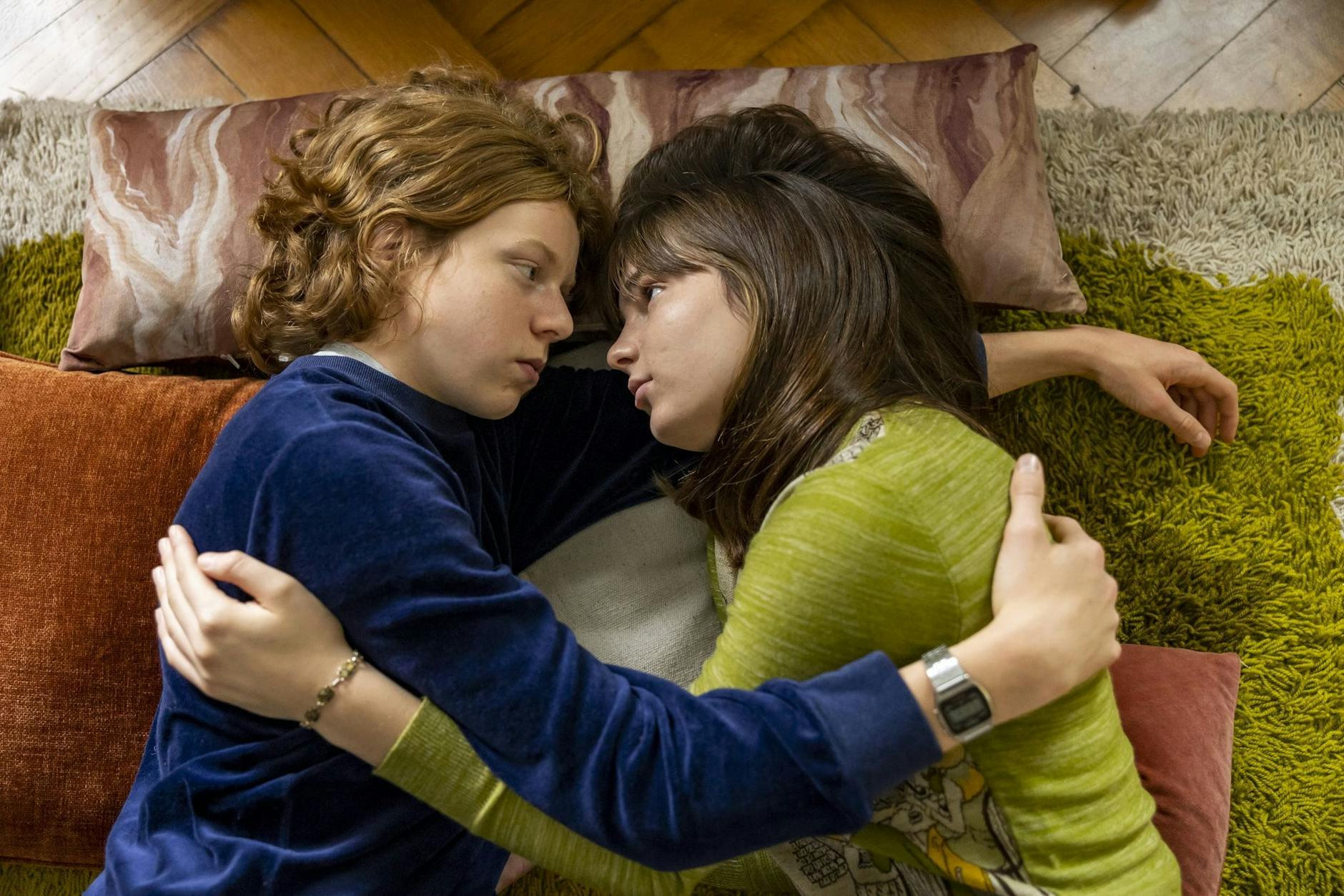 ARCHIV - Arsseni Bultmann (l) als Joachim und Pola Geiger als Marlene in einer Szene des Films «Wann wird es endlich wieder so, wie es nie war». mbH/Warner Bros. /dpa