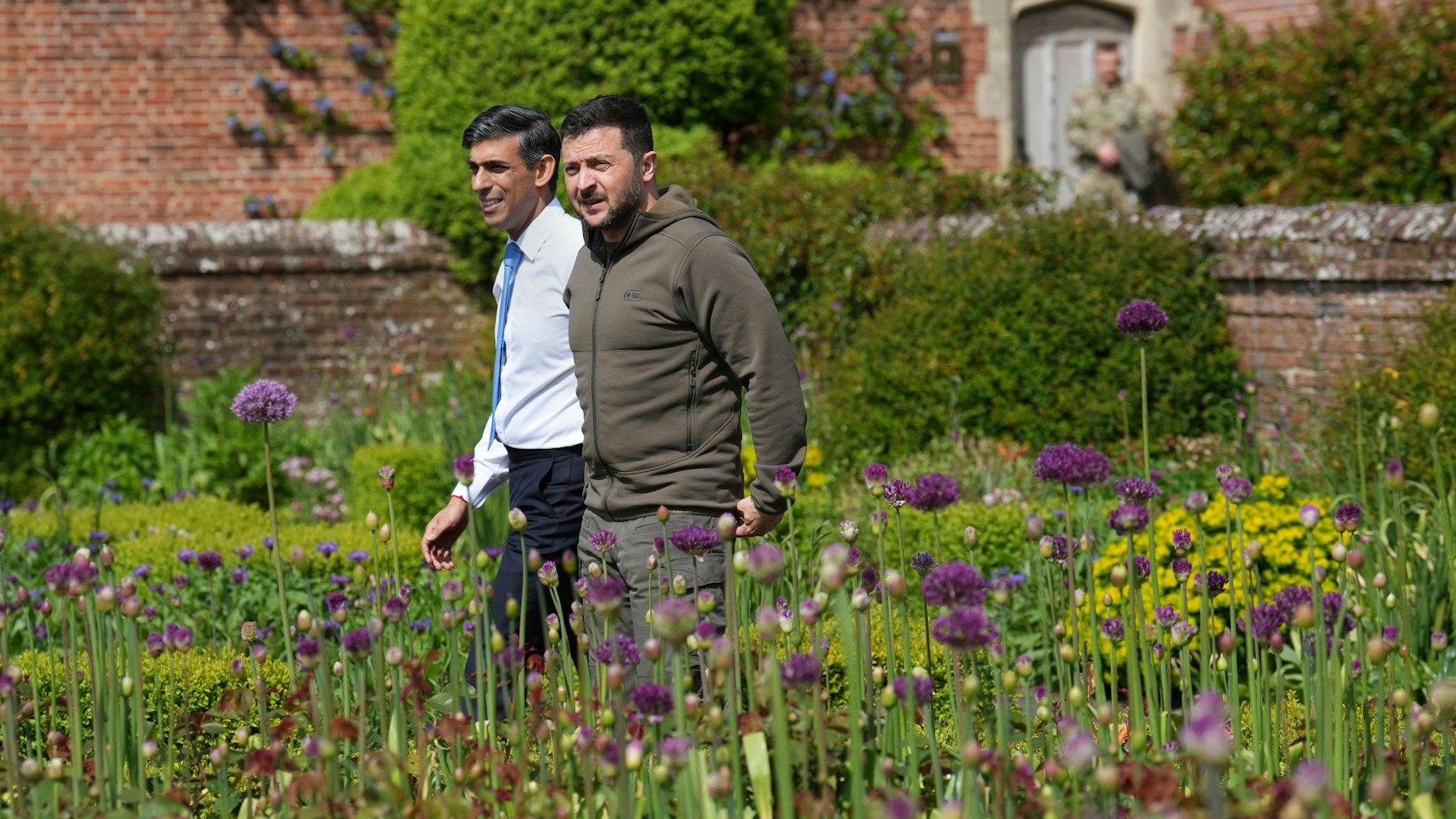 Morgenspaziergang Wolodymyr Selenskyjs mit Großbritanniens Premier Rishi Sunak im Garten von Chequers, dem offiziellen Landsitz der britischen Regierungschefs.  