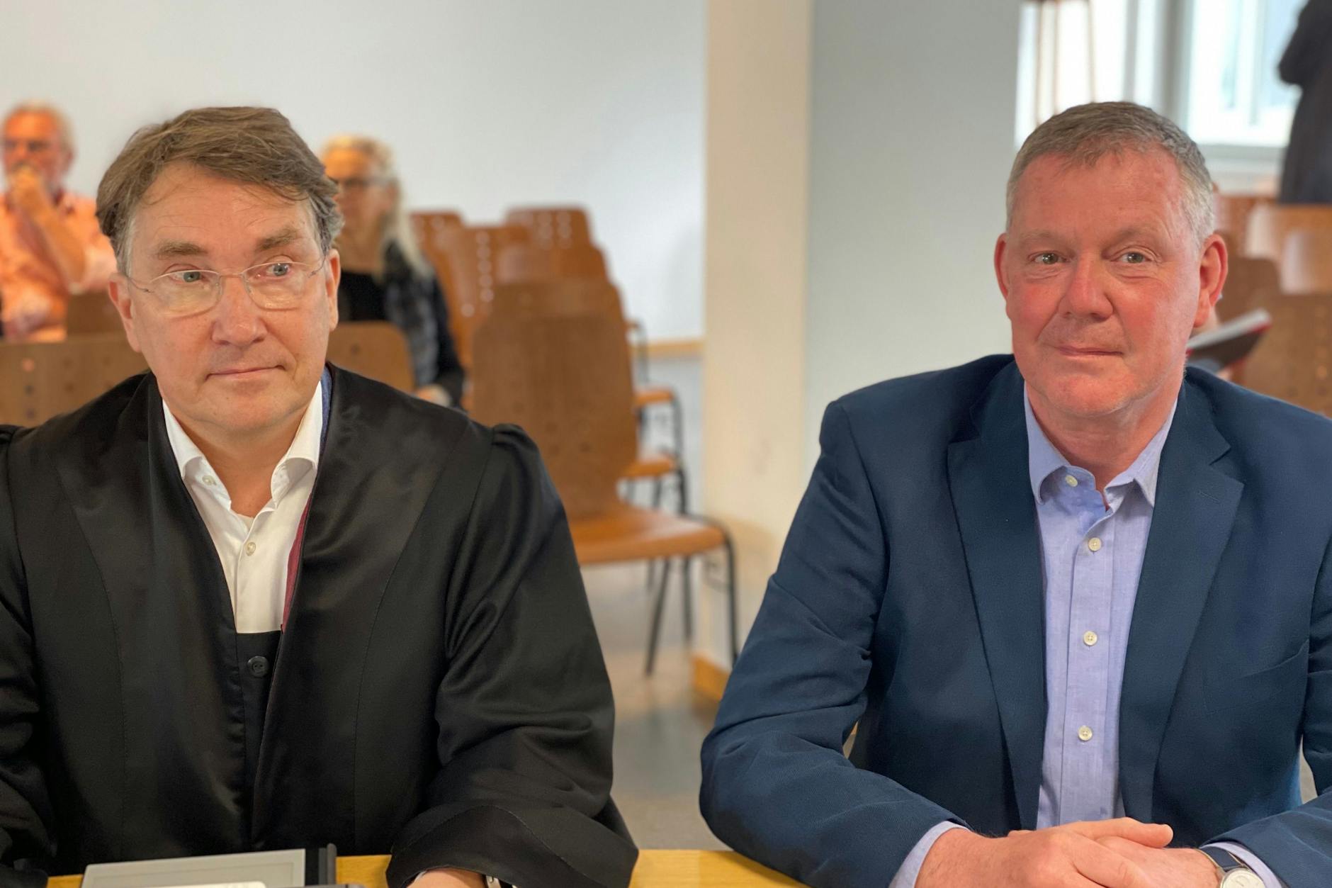 Der 62-jährige Lehrer aus Berlin (r.) war gerichtlich gegen seine fristlose Kündigung vorgegangen.