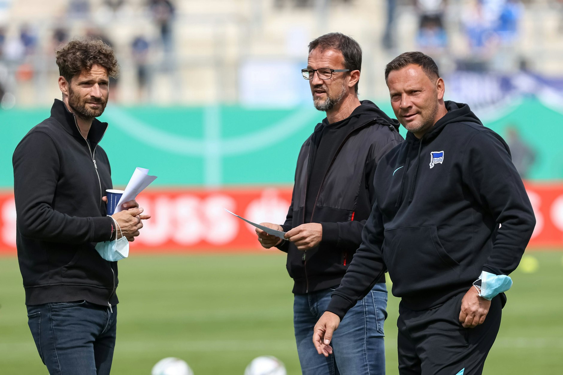 Laut Zecke Neuendorf habe der damalige Manager Fredi Bobic (M.) nur darauf gewartet, ihn und Cheftrainer Pal Dardai (r.) rauszuschmeißen.