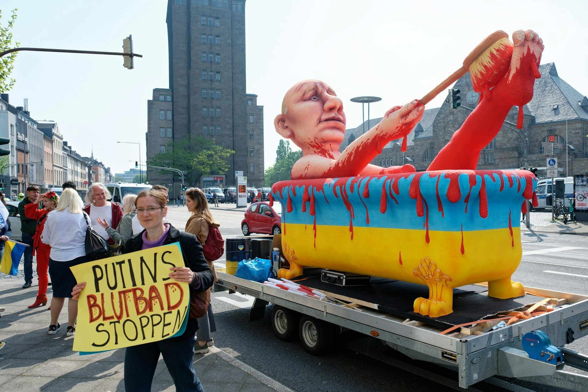 Vor der Verleihung des Karlspreises an Selenskyj in Aachen wurde dort dieser Karnevalswagen reaktiviert, der den russischen Machthaber Wladimir Putin in einem Blutbad zeigt. Die Wanne ist in den ukrainischen Farben bemalt.