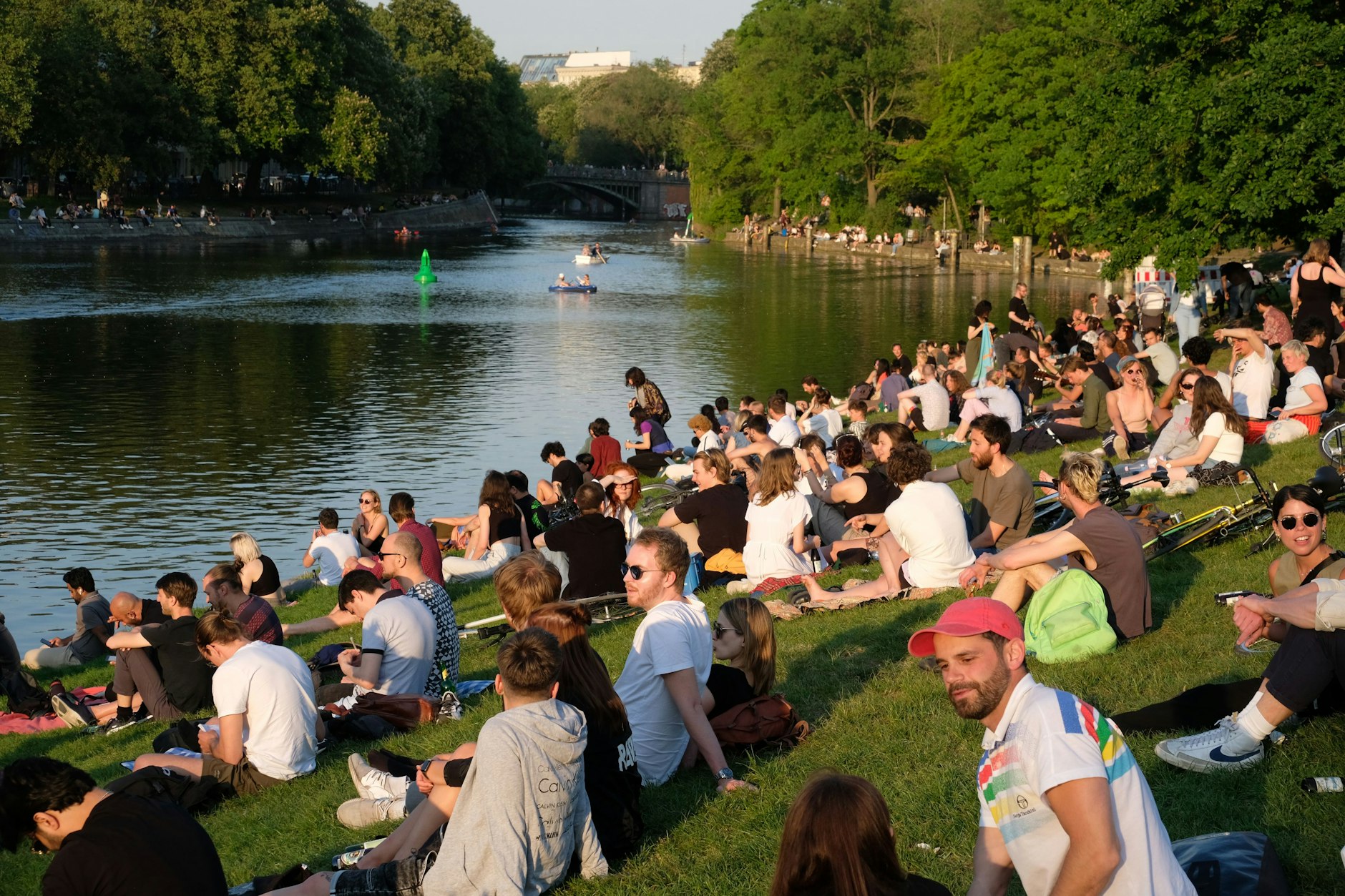 Junge Leute am Landwehrkanal in Berlin-Kreuzberg