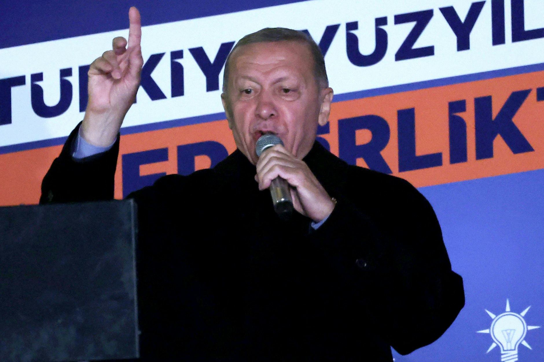 Der türkische Staatschef Recep Tayyip Erdogan liegt nach Angaben der Wahlbehörde im Rennen um das Präsidentenamt vorne, muss sich aber voraussichtlich einer Stichwahl stellen. 