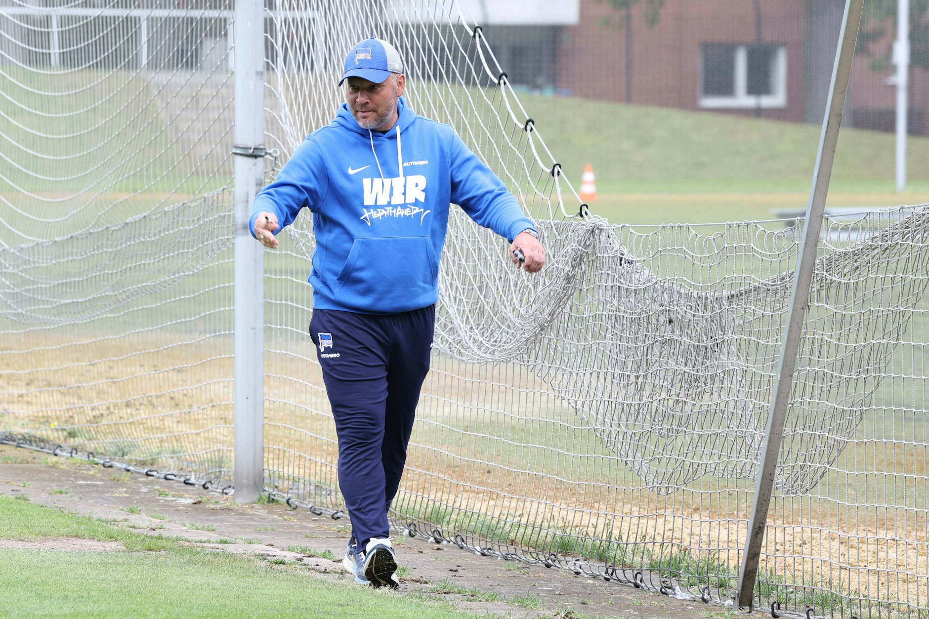 Vereinsikone trägt sein Bekenntnis zu Hertha BSC nicht nur mit dem Logo „Wir Herthaner“ auf dem Trainingsanzug, sondern im Herzen.
