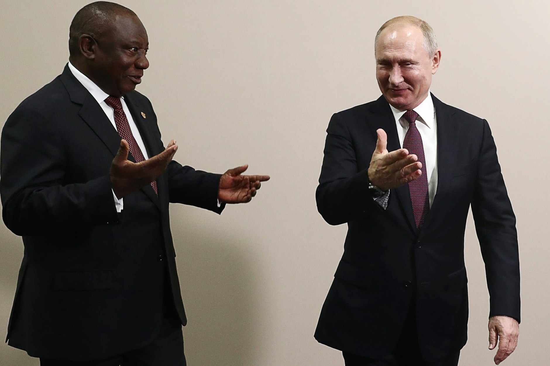 Südafrikas Präsident Cyril Ramaphosa (l.) und Russlands Präsident Wladimir Putin.