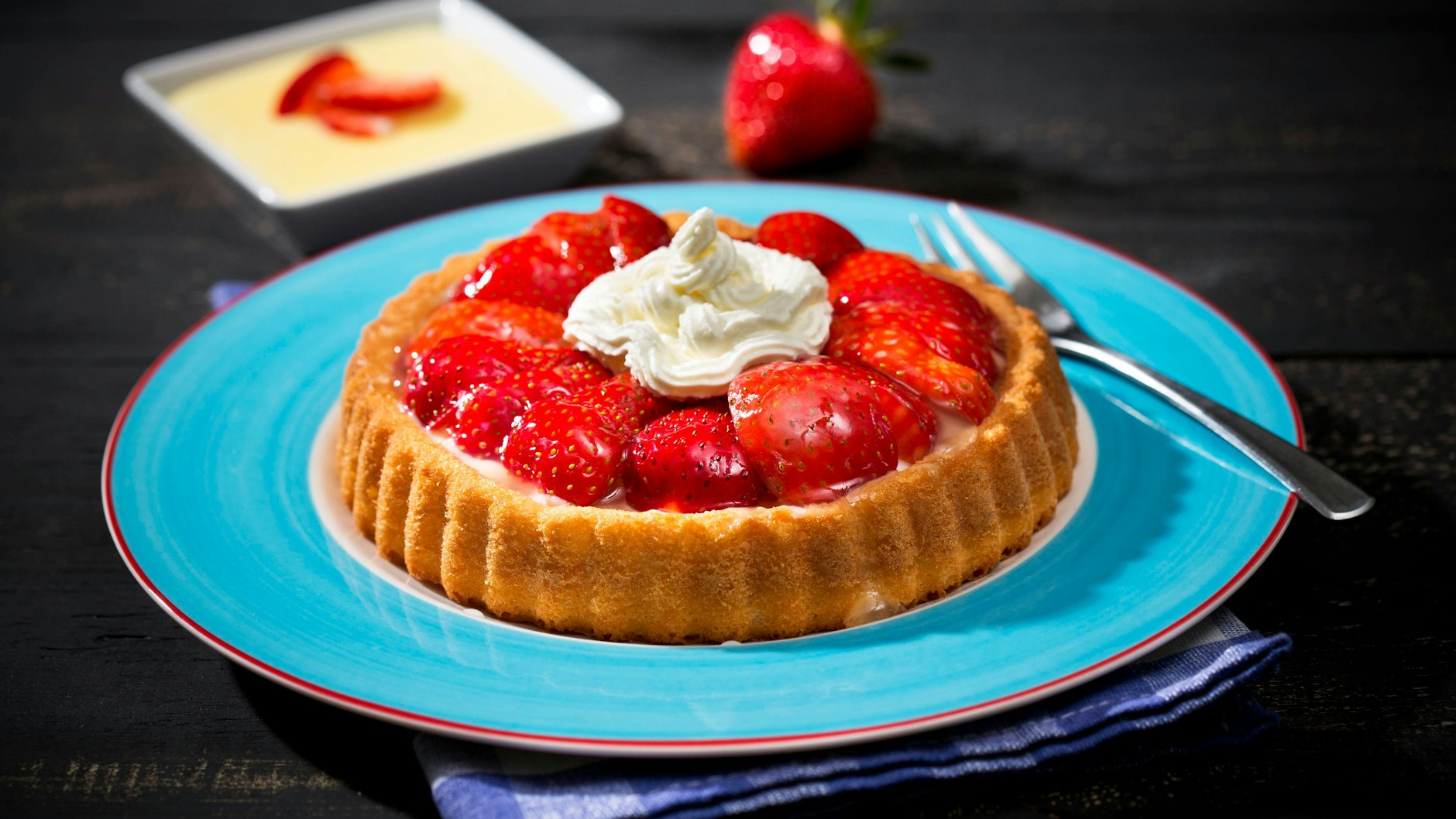 Der schnelle Erdbeerkuchen eignet sich perfekt für einen spontanen Kaffeeklatsch.