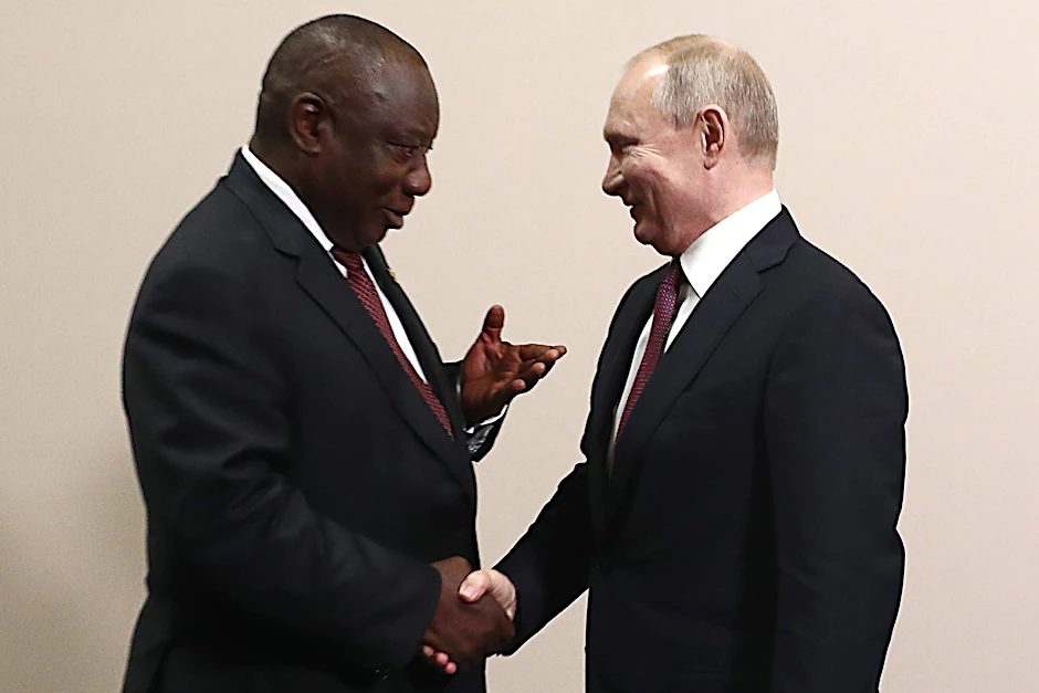 Südafrikas Präsident Cyril Ramaphosa (l.) und Russlands Präsident Wladimir Putin.
