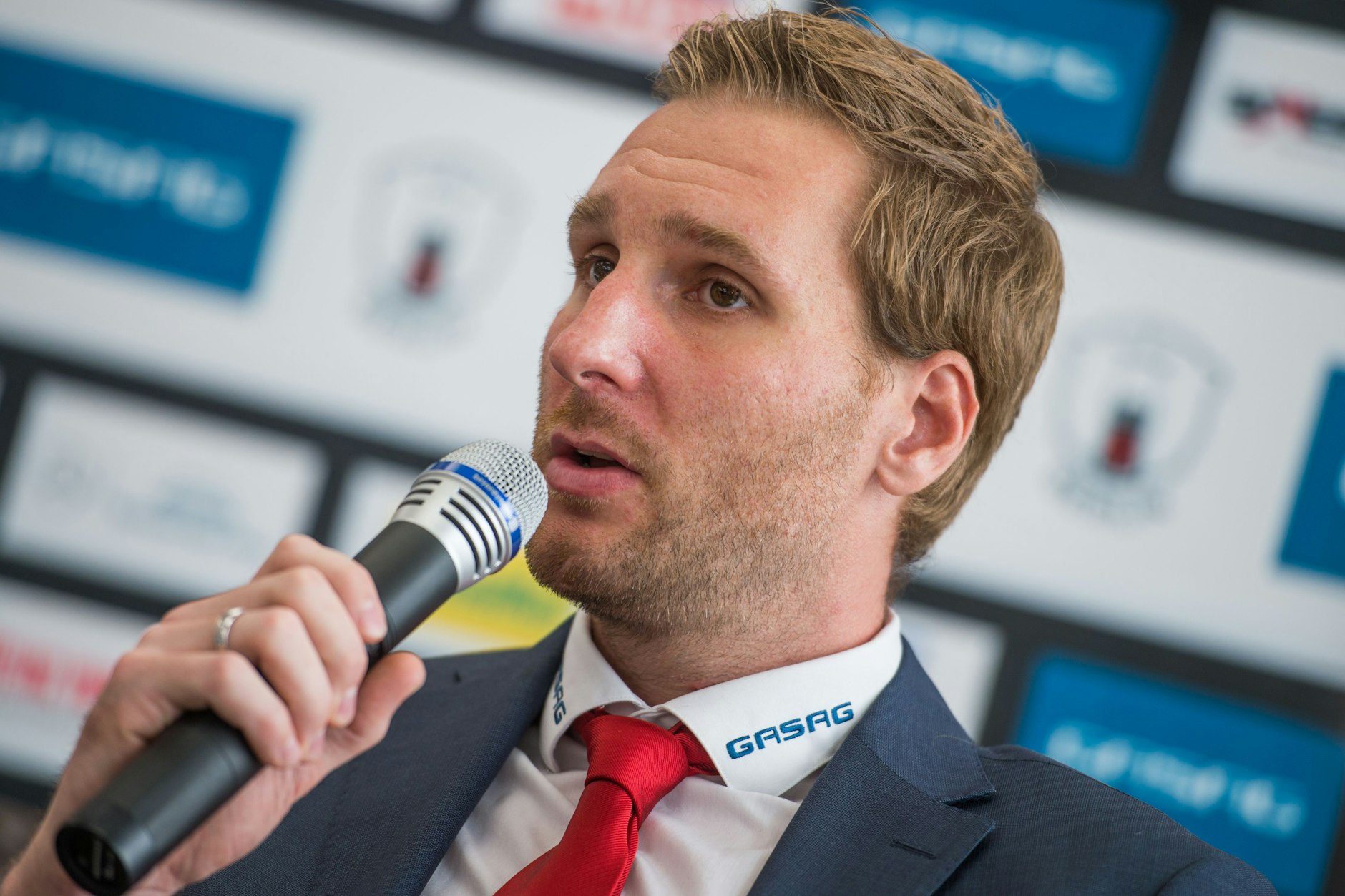 André Rankel gewann sieben Meisterschaften mit den Bären auf dem Eis. Beim achten Titel trägt der ehemalige Stürmer Krawatte.