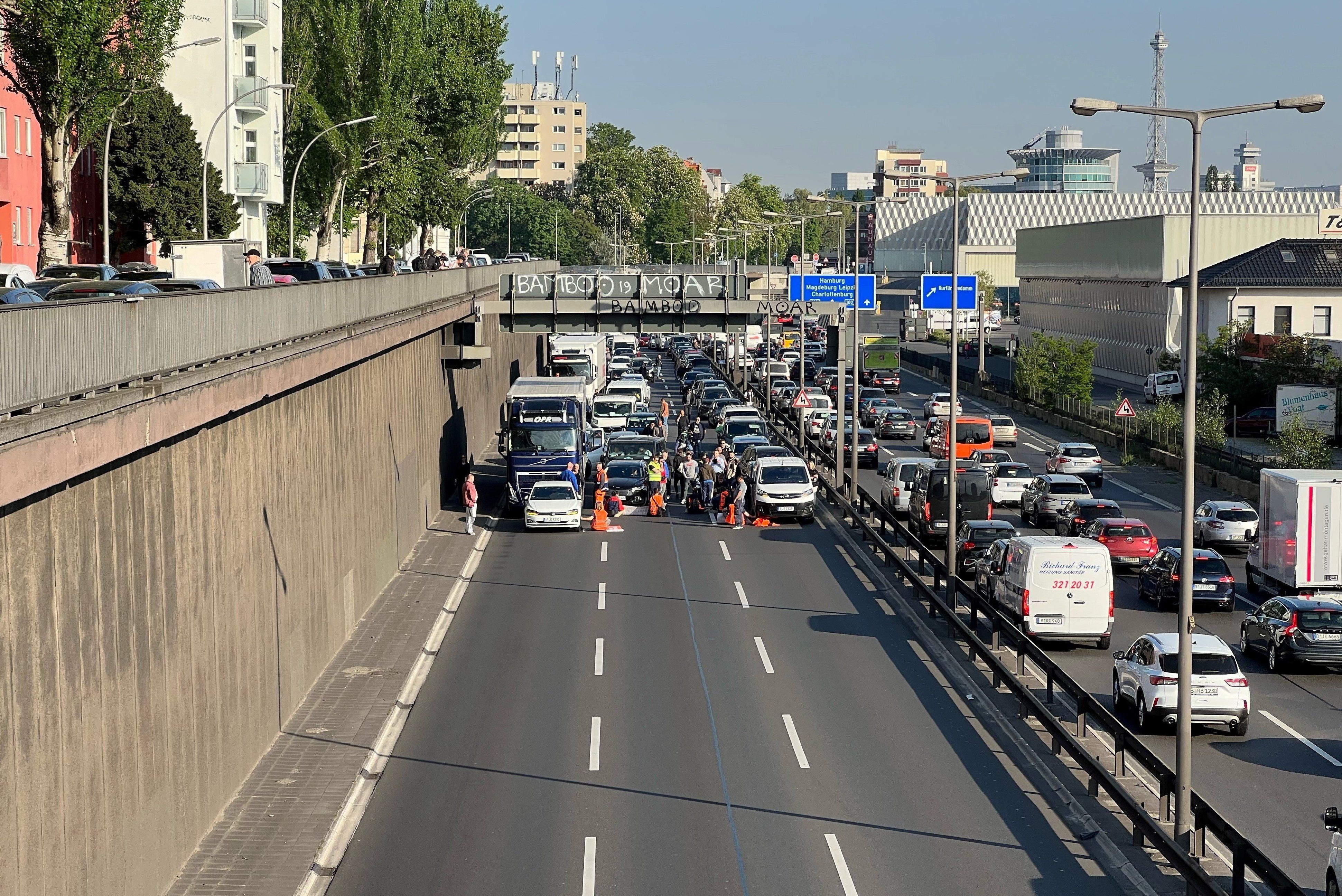 Letzte Generation: 17 Blockaden Am Montag In Berlin, Trennschleifer Im ...