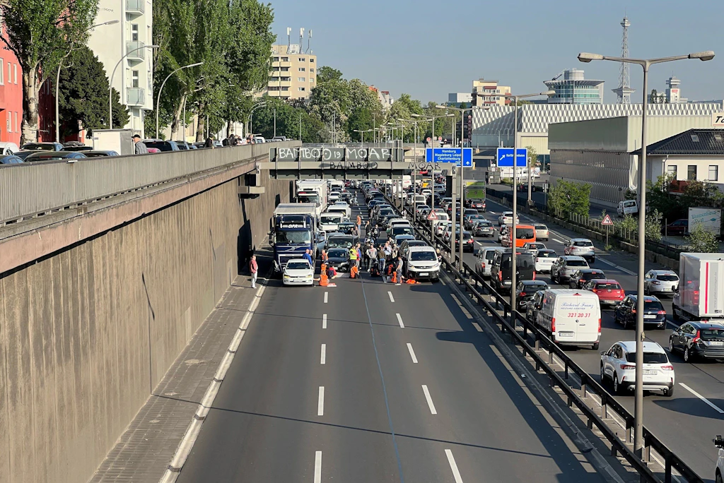 Letzte Generation: 17 Blockaden am Montag in Berlin, Trennschleifer im Einsatz