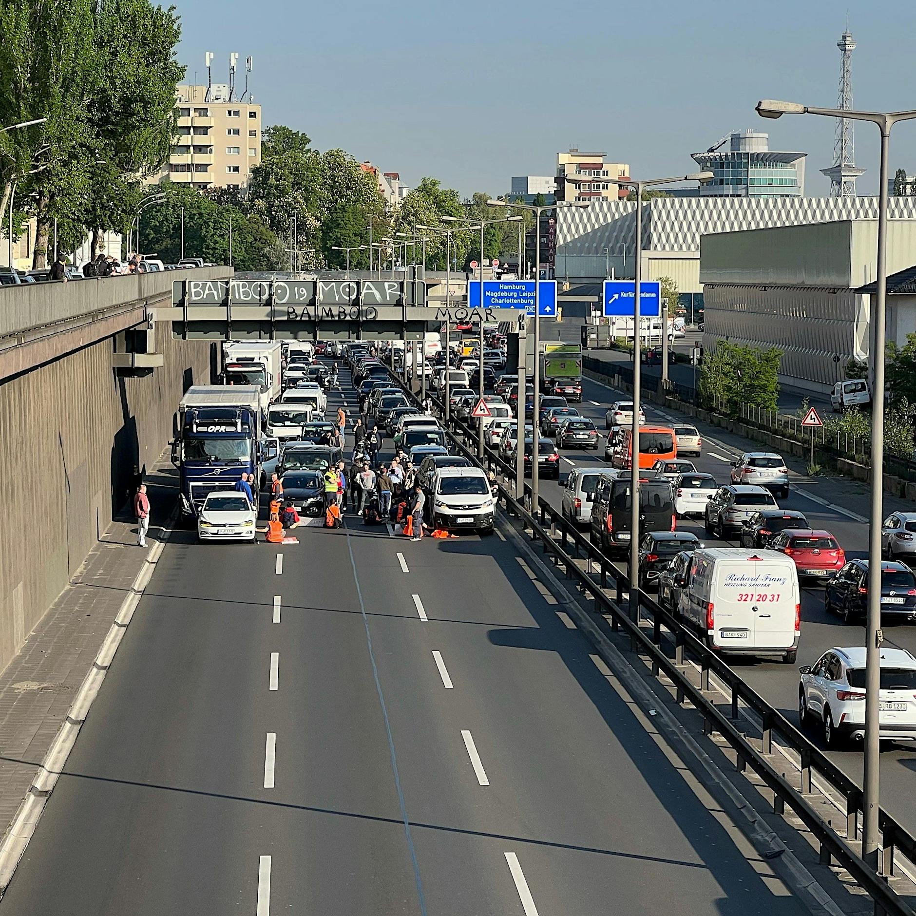 Letzte Generation: 17 Blockaden am Montag in Berlin, Trennschleifer im Einsatz