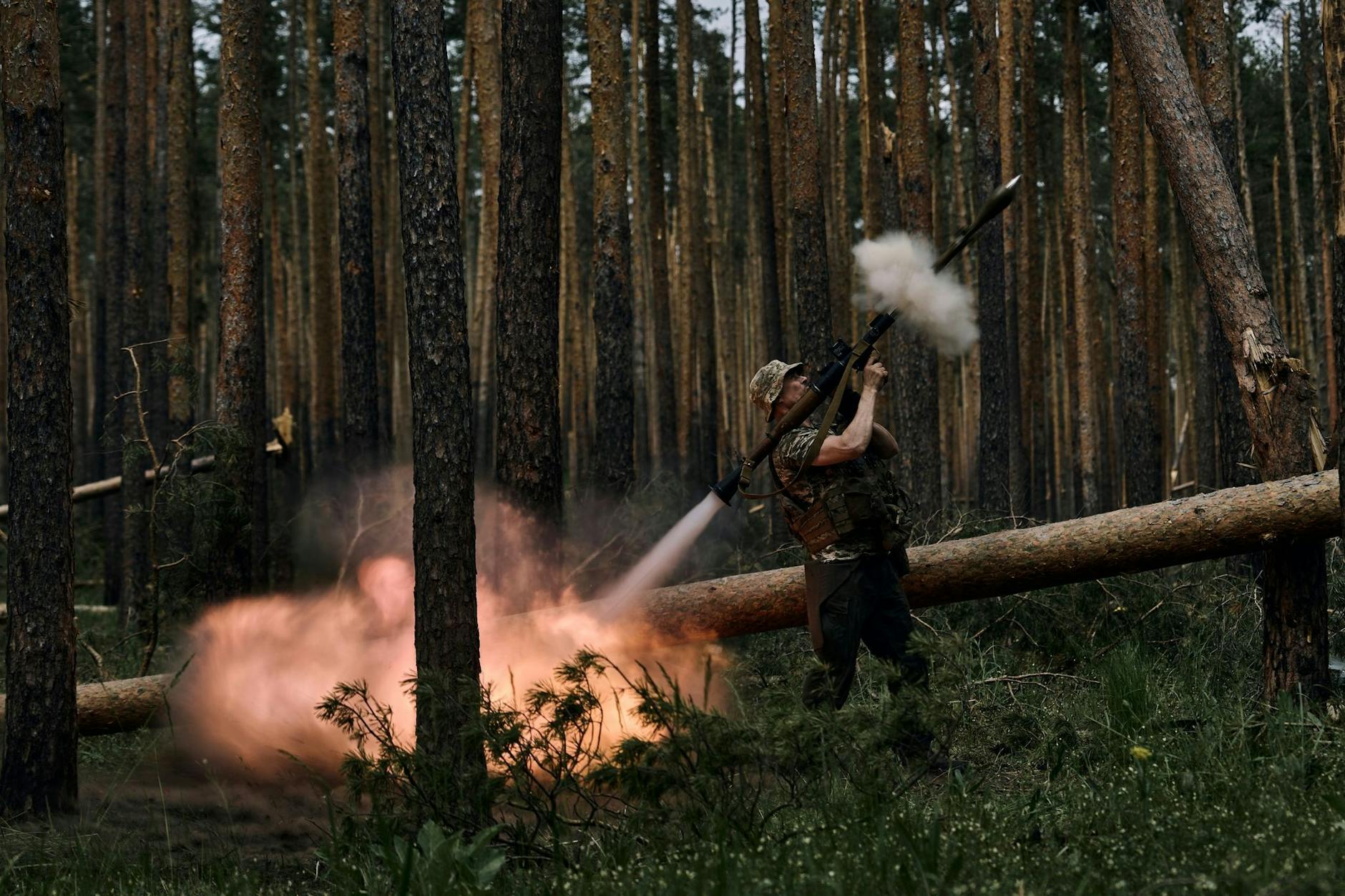 Ein ukrainischer Soldat feuert eine Panzerfaust auf russische Stellungen an der Frontlinie in der Region Luhansk.