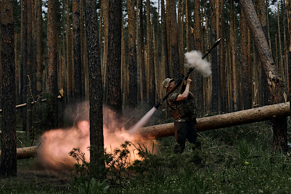 Ein ukrainischer Soldat feuert eine Panzerfaust auf russische Stellungen an der Frontlinie in der Region Luhansk.  