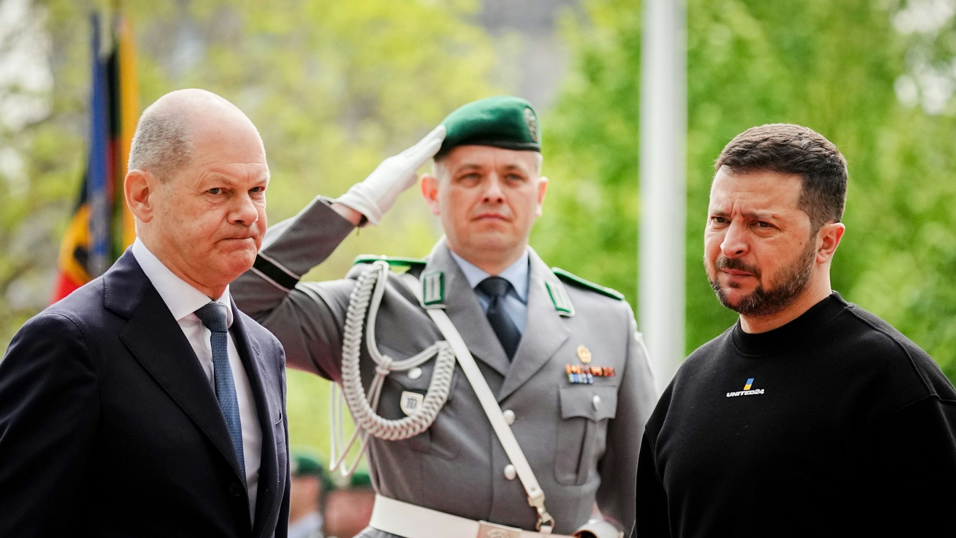 Wolodymyr Selenskyj mit Bundeskanzler Olaf Scholz bei seinem Besuch in Berlin. 