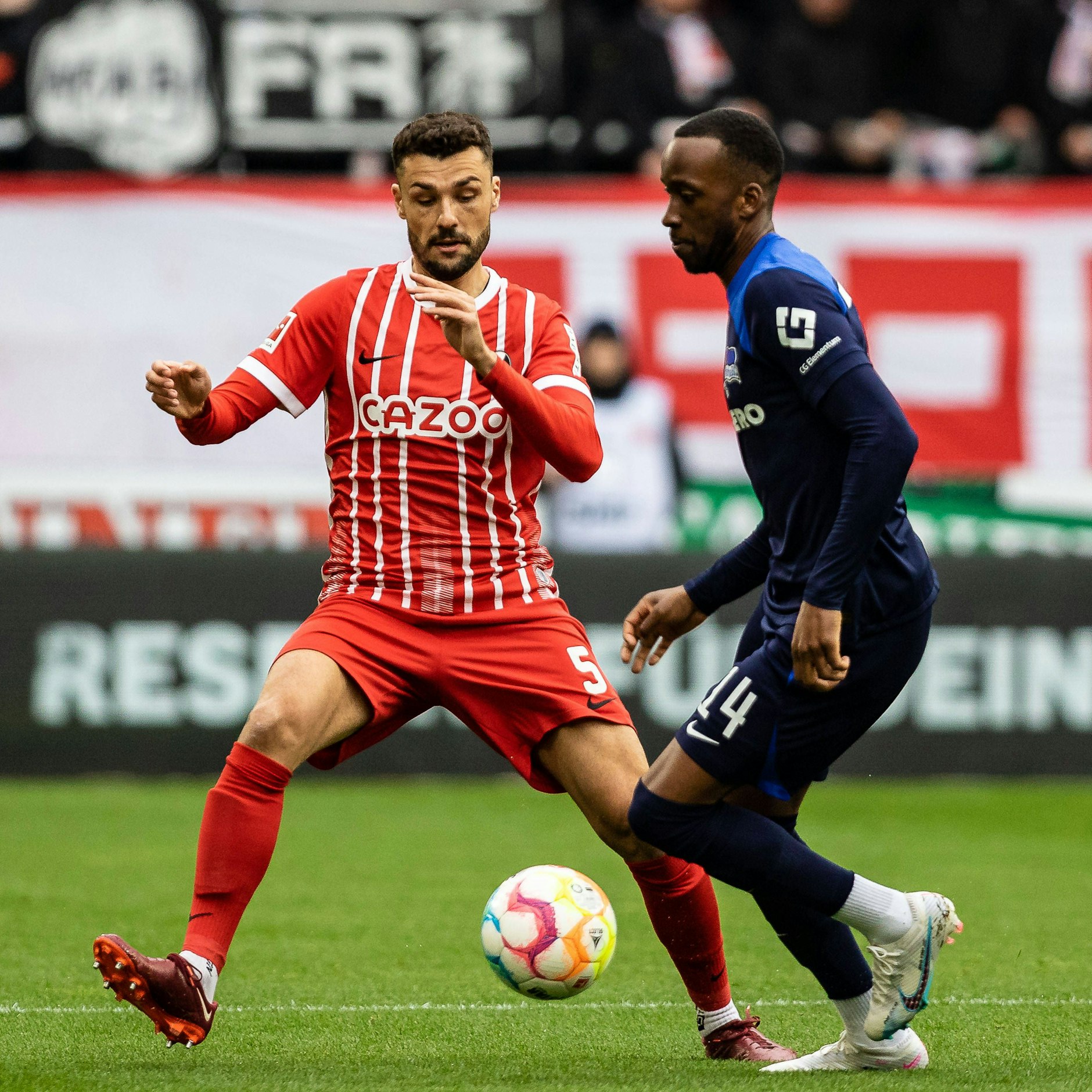 Im April spielte Herthas Außenstürmer Dodi Lukebakio noch gegen den SC Freiburg. In der neuen Saison könnte er für die Breisgauer spielen.
