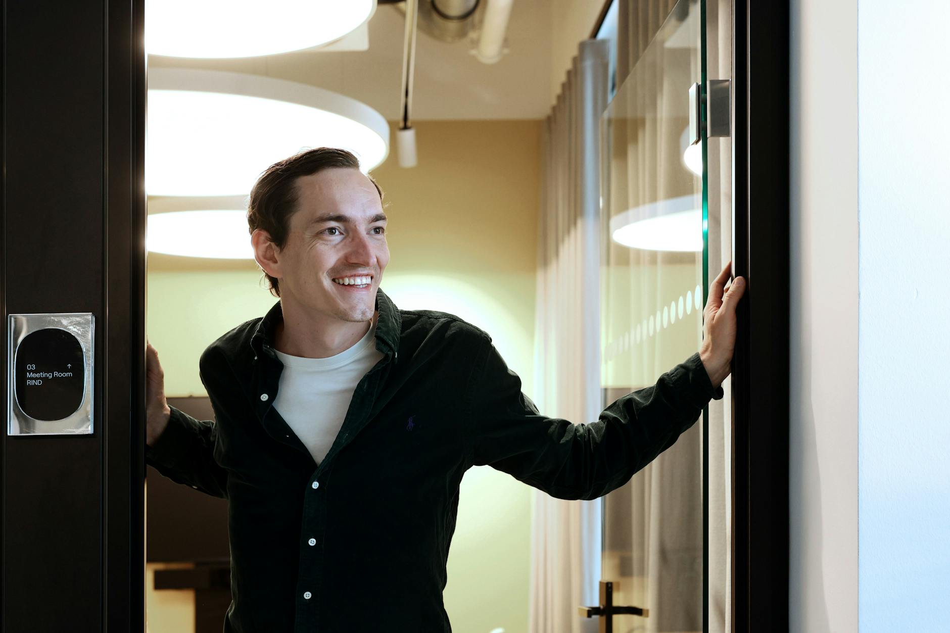 Christian Poppe, Director Global Public Affairs & Sustainability beim Start-up Formo, erklärt, wie Käse ohne Milch nach Käse schmecken soll.