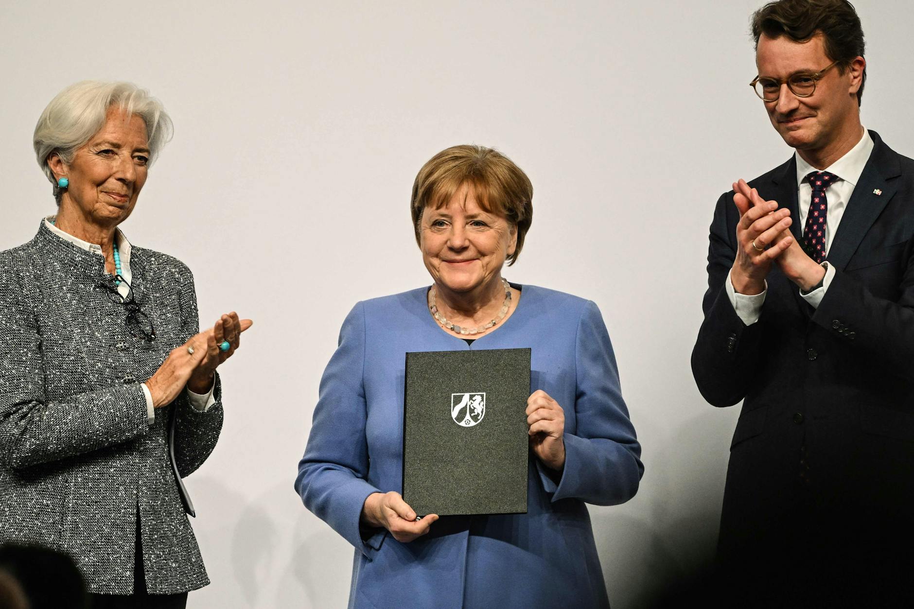 Diese Auszeichnung für Angela Merkel ist auch eine Spitze gegen Friedrich Merz.