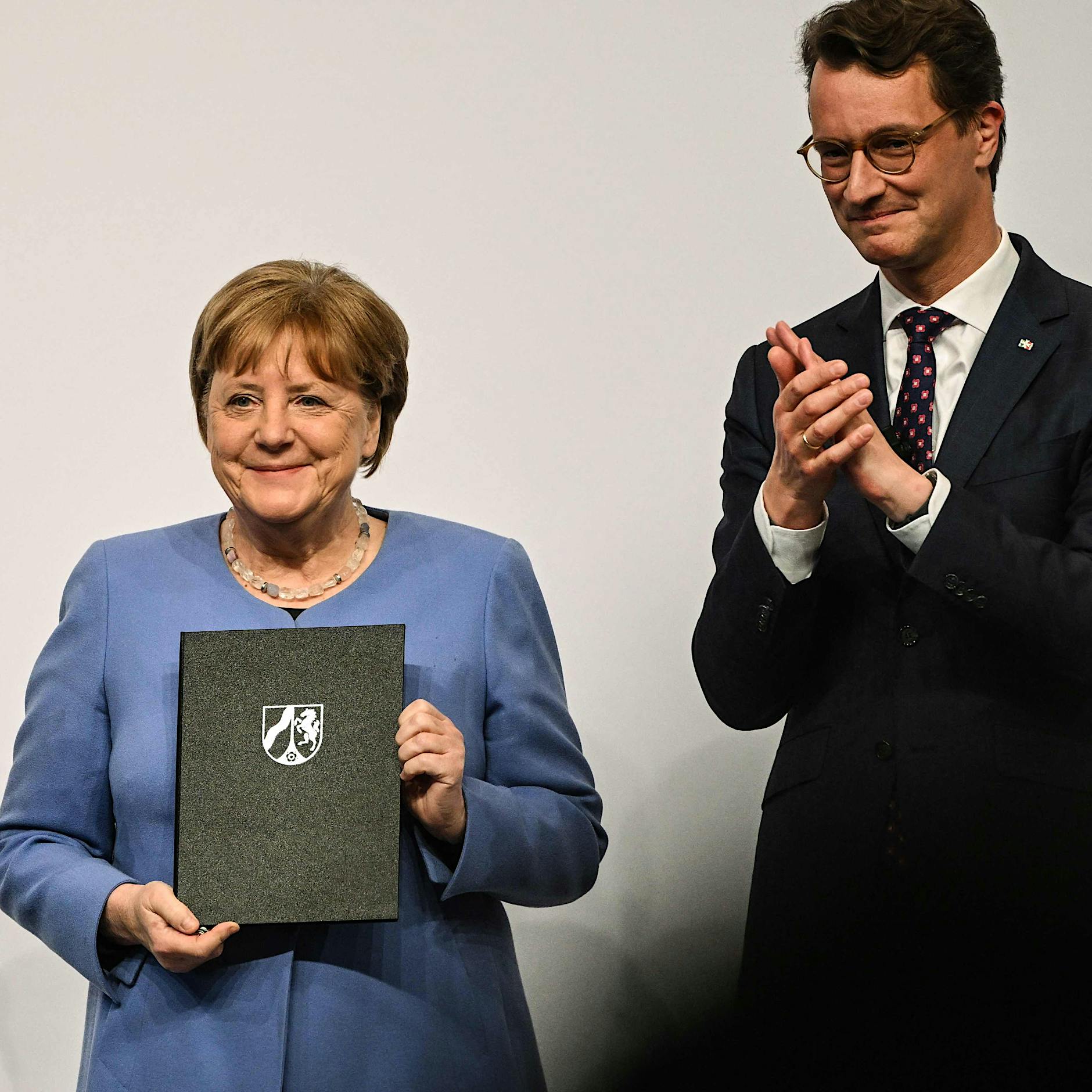 Angela Merkel schon wieder geehrt: Wofür weiß keiner, wogegen ist wichtig