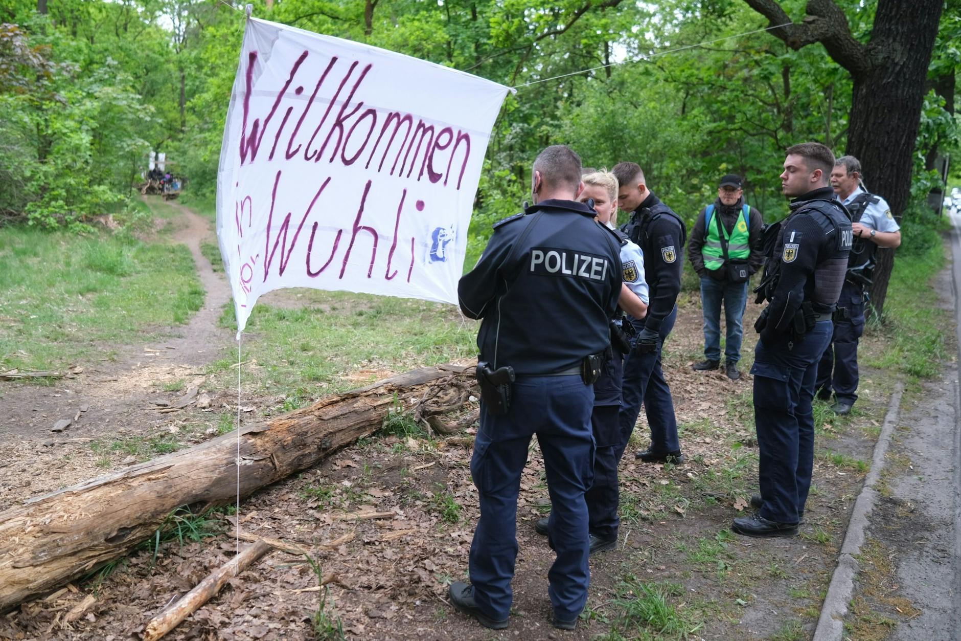Die Polizei schaut sich die Lage vor Ort an. Eine Anzeige hat es jedoch noch nicht gegeben.