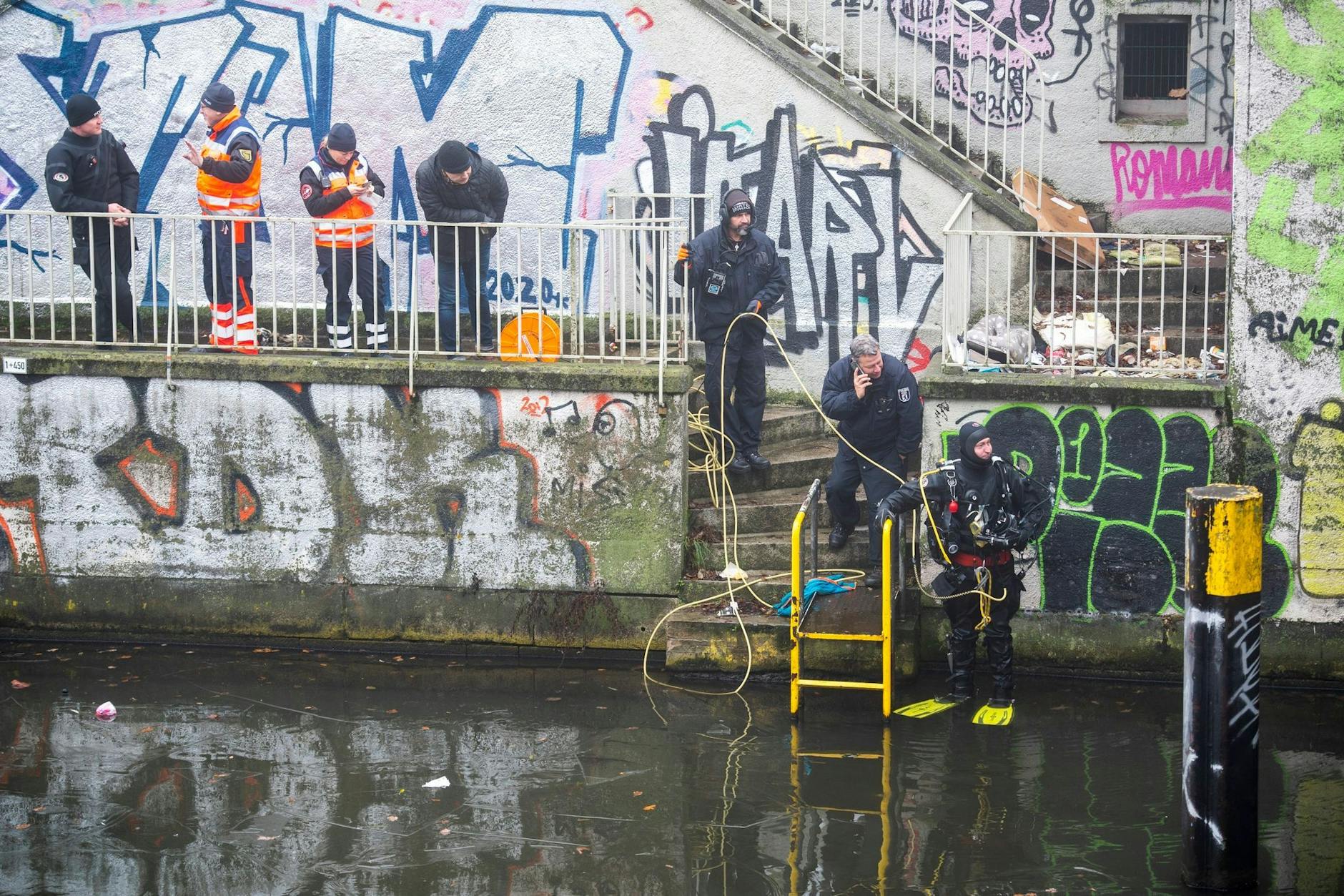 Polizeitaucher suchten an den beiden Weihnachtsfeiertagen im Neuköllner Schifffahrtskanal.