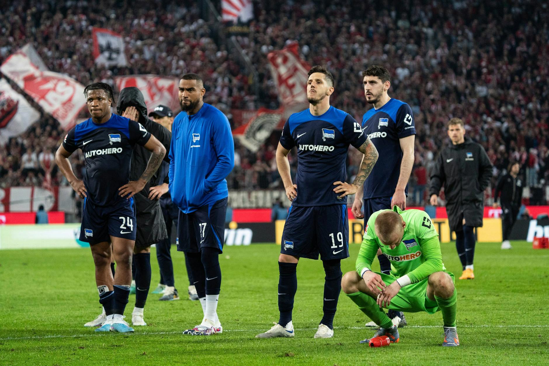 Jessic Ngankam (l.) und seine Mitspieler von Hertha BSC verloren am Freitag mit 2:5 beim 1. FC Köln, stehen dicht vor dem Abstieg in die Zweite Bundesliga.