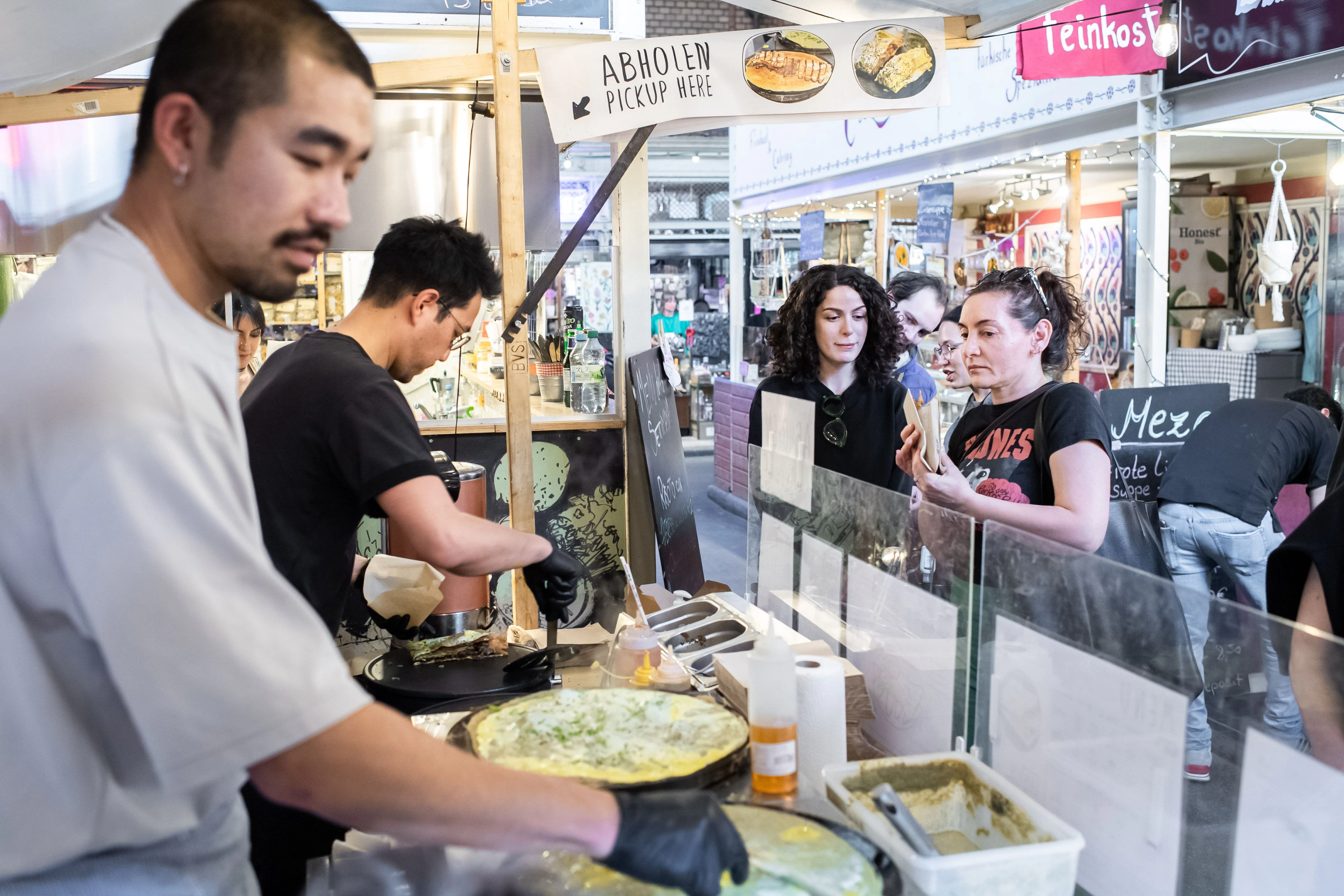 Im Norden Chinas beginnen die Tage oft am Imbissstand – und auch in Kreuzberg kann man die fernöstlichen Crêpes jetzt probieren: bei Ben von Jiang Bing Town