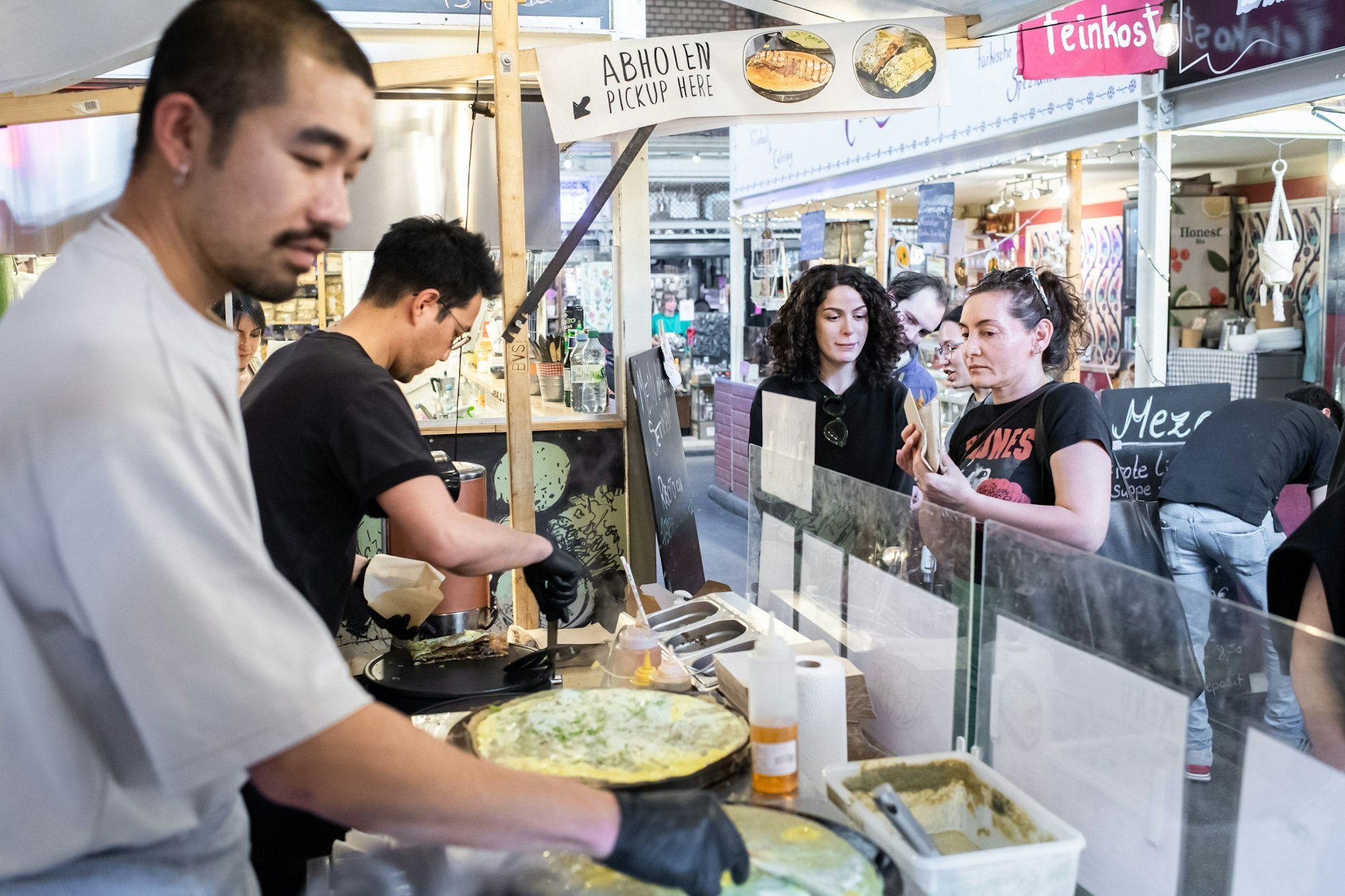Im Norden Chinas beginnen die Tage oft am Imbissstand – und auch in Kreuzberg kann man die fernöstlichen Crêpes jetzt probieren: bei Ben von Jiang Bing Town