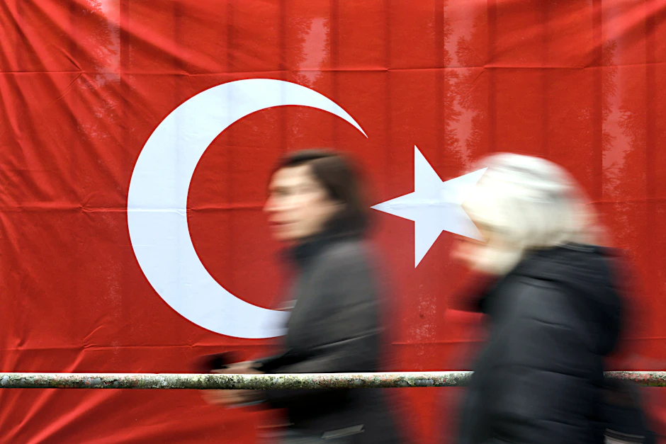 Wahlberechtigte Türken gehen in das Türkische Generalkonsulat zur Abstimmung für die Türkei-Wahlen.
