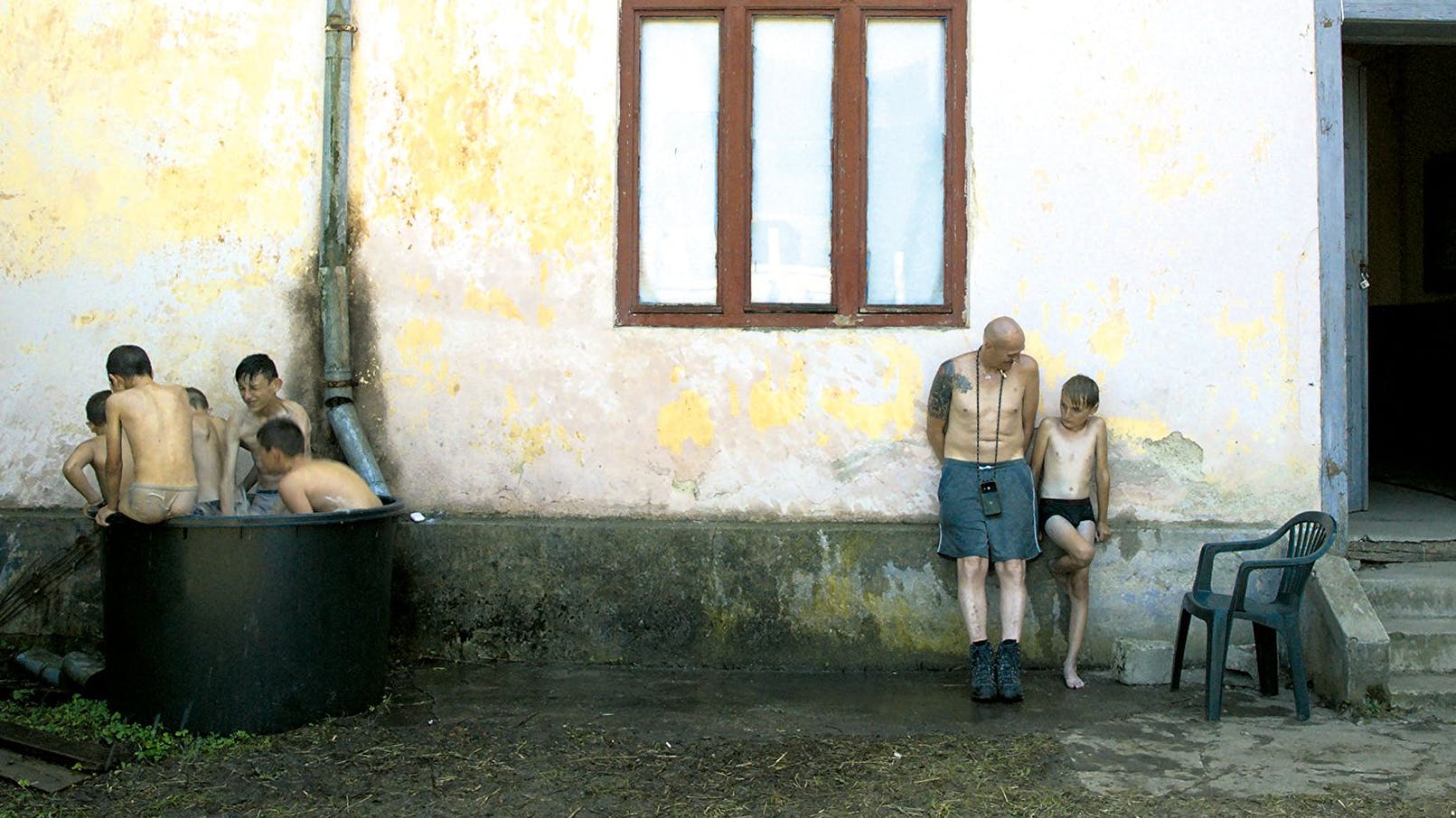 Subtile Manipulation: Während die anderen Kinder planschen, stellt sich Ewald (Georg Friedrich) vor seinen Schützling (Octavian-Nicolae Cocis).