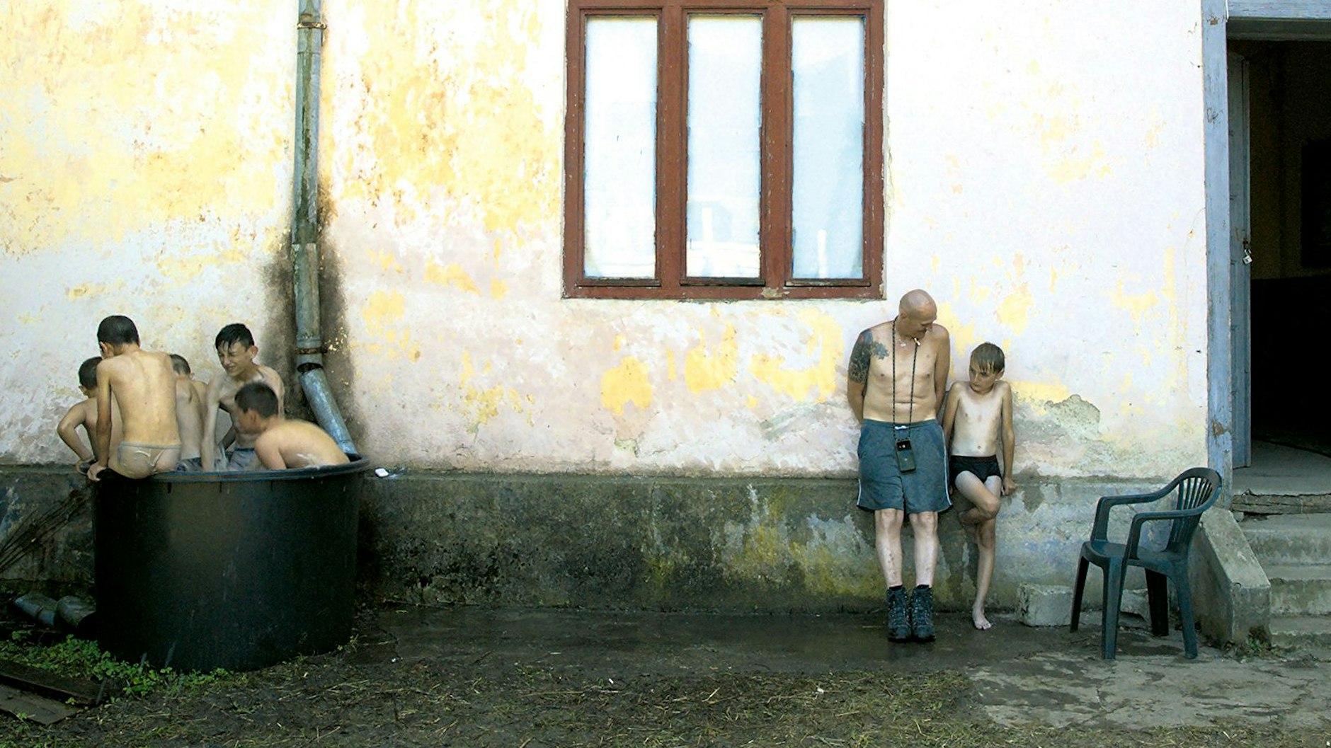 Subtile Manipulation: Während die anderen Kinder planschen, stellt sich Ewald (Georg Friedrich) vor seinen Schützling (Octavian-Nicolae Cocis).