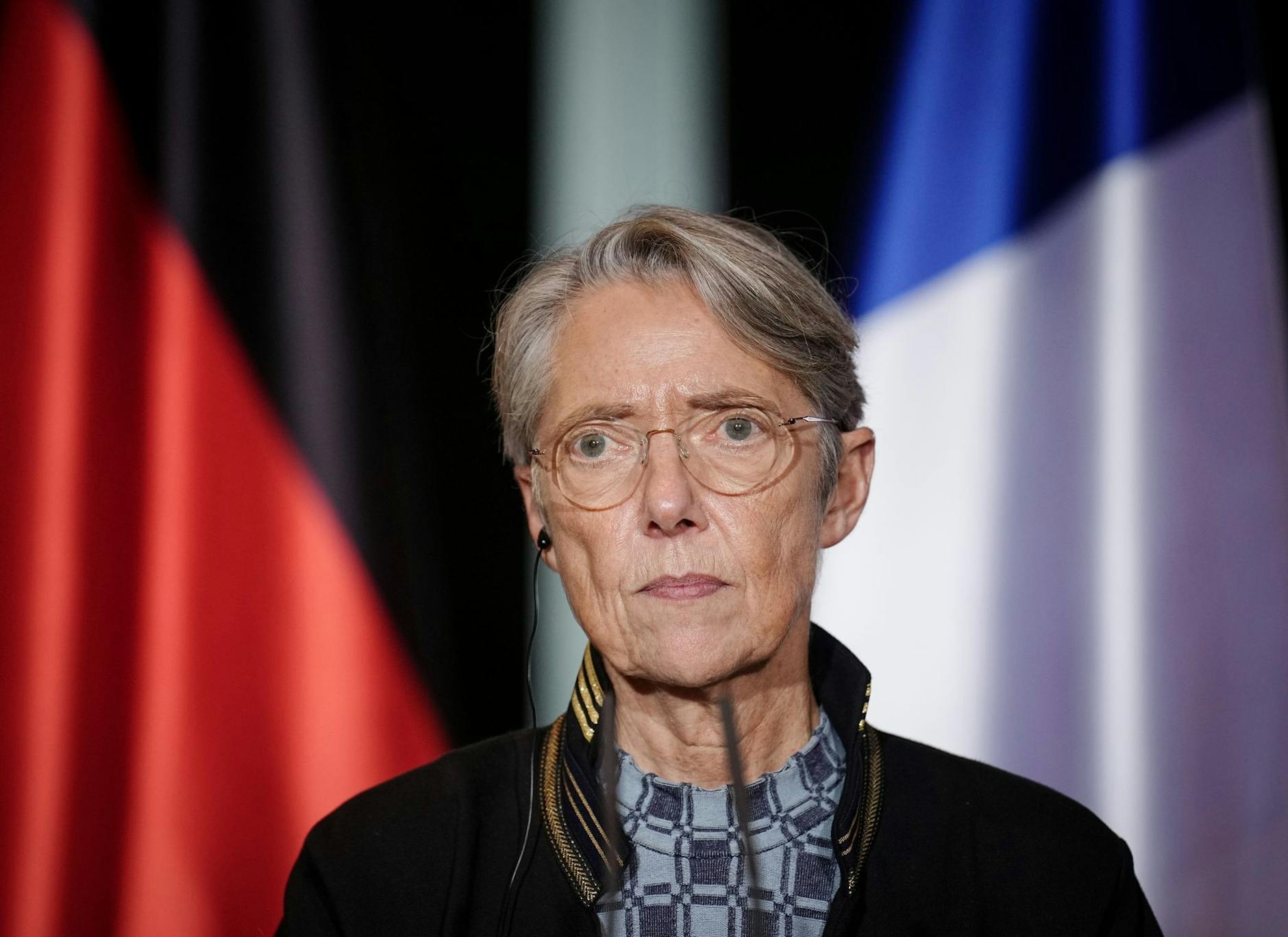 ARCHIV - Präsident Emmanuel Macron hält an Élisabeth Borne fest.