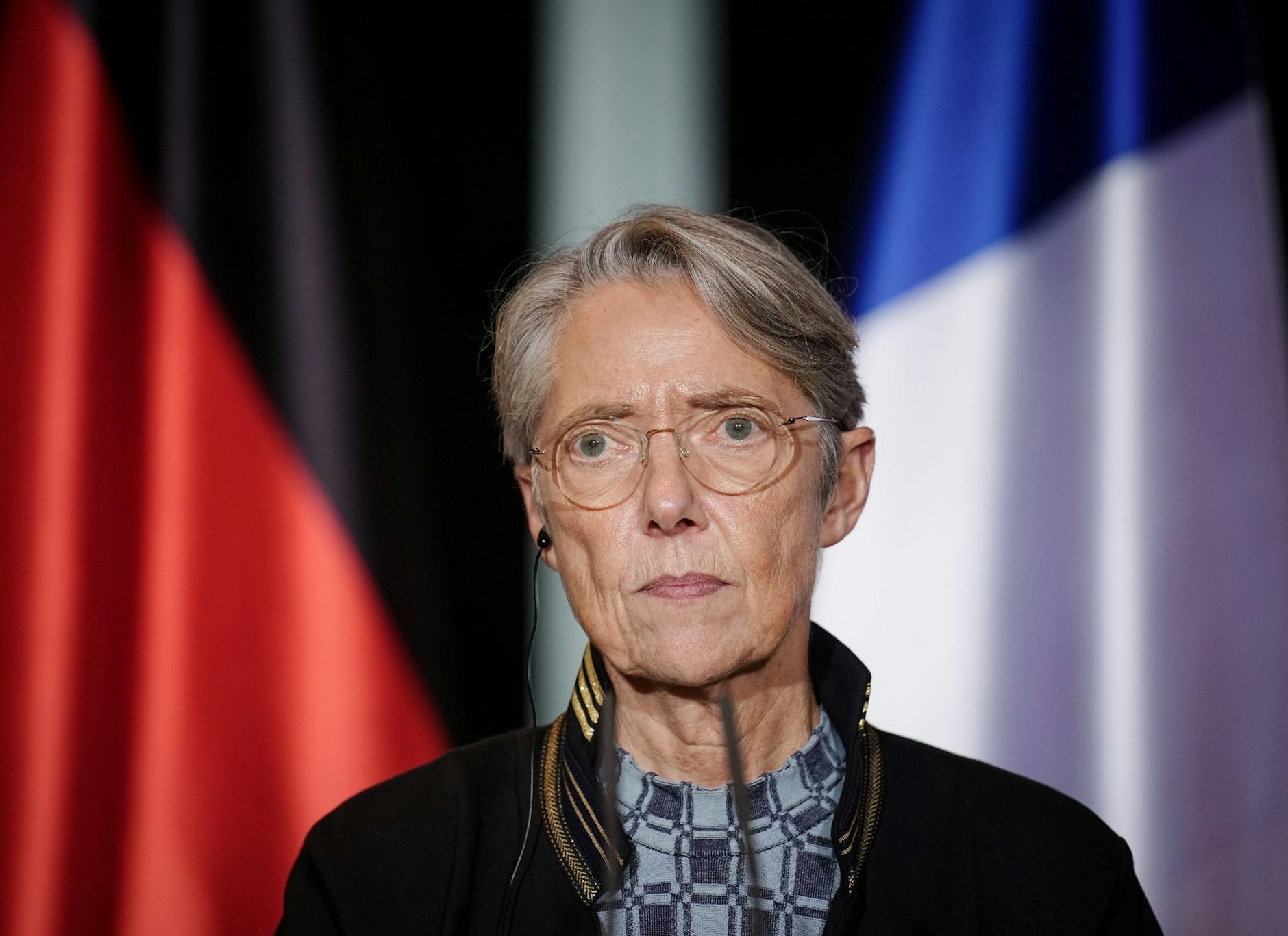 ARCHIV - Präsident Emmanuel Macron hält an Élisabeth Borne fest.  