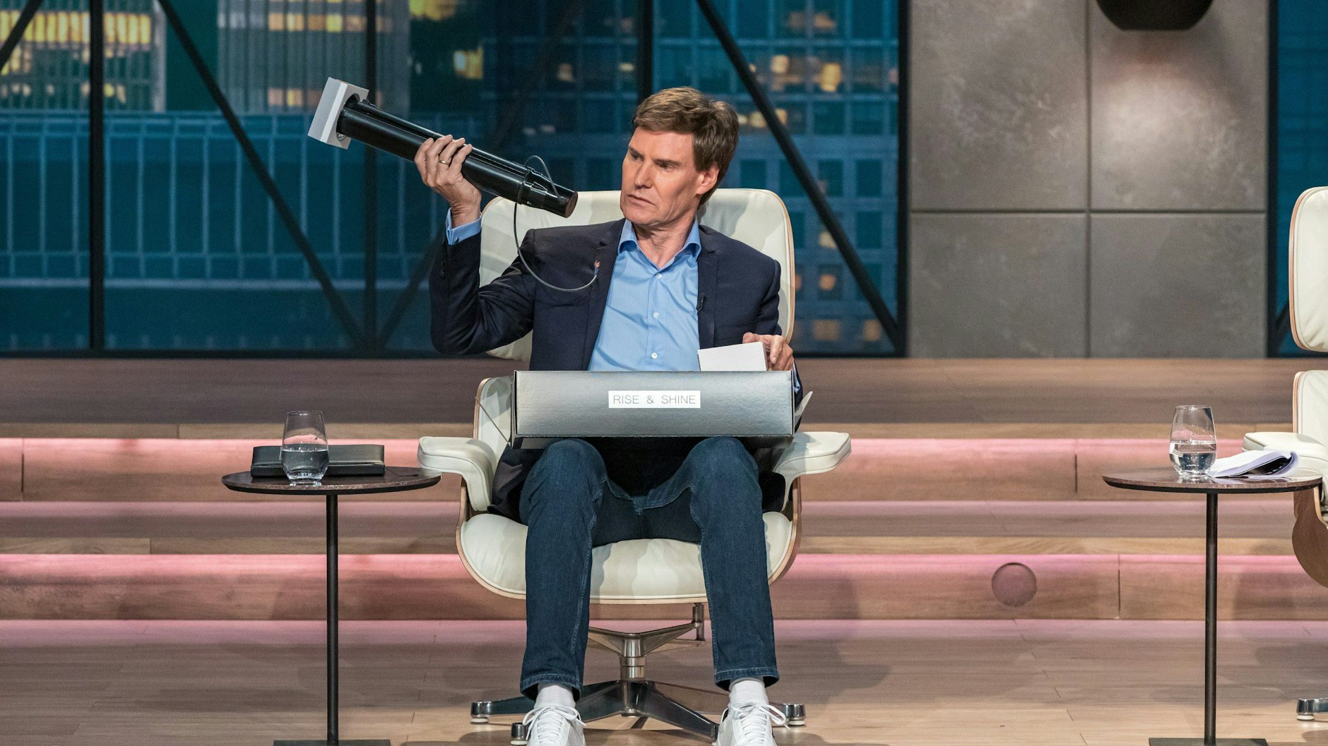 Carsten Maschmeyer schaut sich die versenkbare Rasenleuchte von „Vole Light“ genau an.