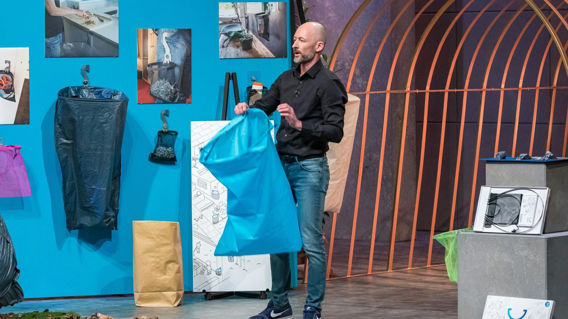 Michael Müller präsentiert mit „O-Spring“ einen Beutelhalter für alle Fälle.