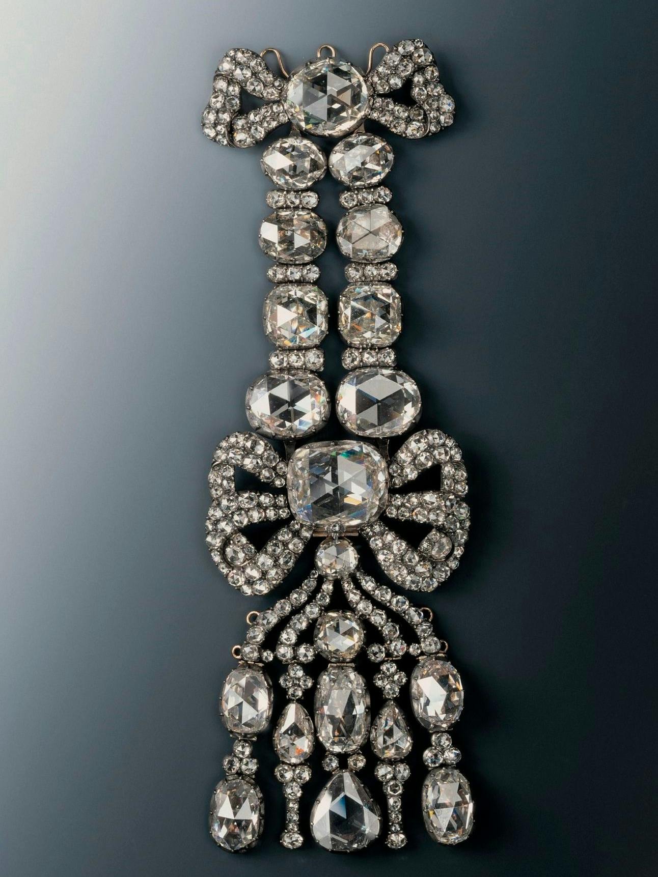 Weiterhin verschwunden: die Epaulette mit mehreren großen Diamanten, darunter dem „Sächsischen Weißen“ mit 49,84 Karat.