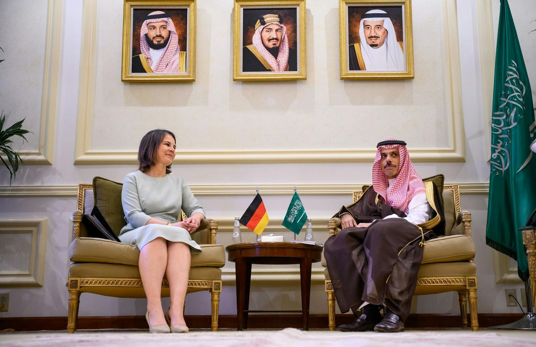 dpatopbilder - Annalena Baerbock im Gespräch mit ihrem saudi-arabischen Amtskollegen Faisal bin Farhan.
