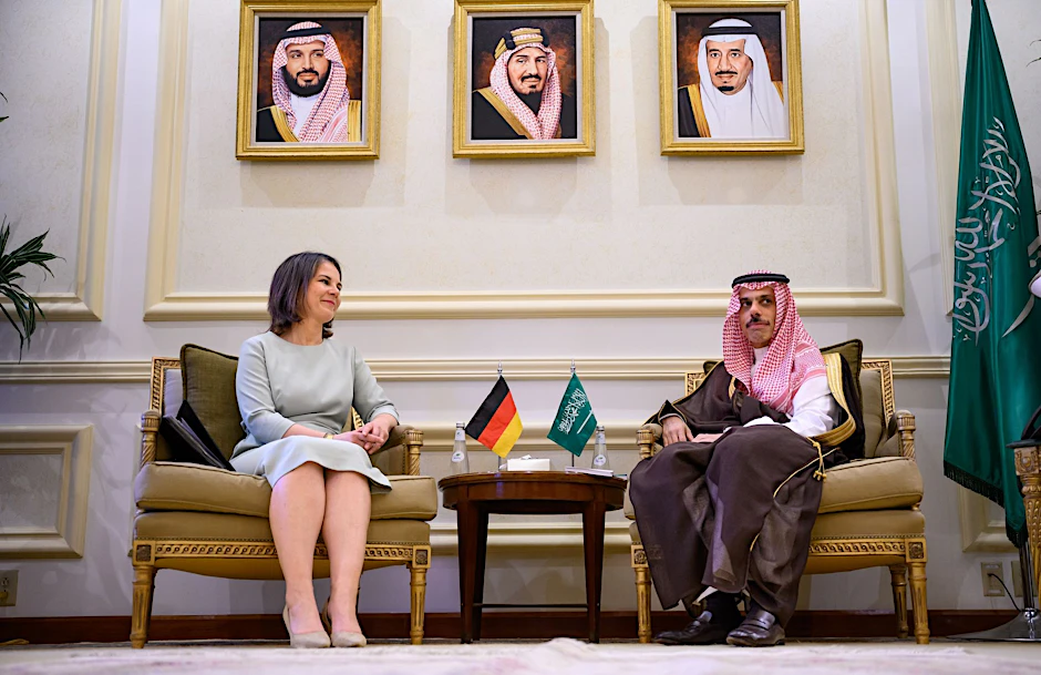dpatopbilder - Annalena Baerbock im Gespräch mit ihrem saudi-arabischen Amtskollegen Faisal bin Farhan.  
