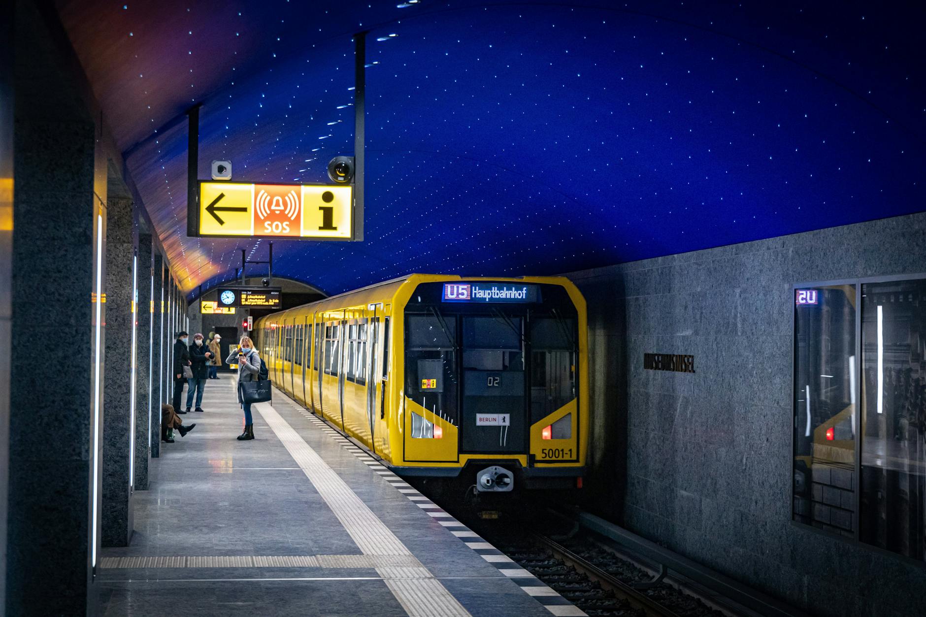 Ein Zug der U5 hält im U-Bahnhof Museumsinsel. Die BVG Projekt GmbH, deren Finanzgeschäftsführerin Ute Bonde acht Jahre war, hat das Neubauprojekt in Mitte betreut.