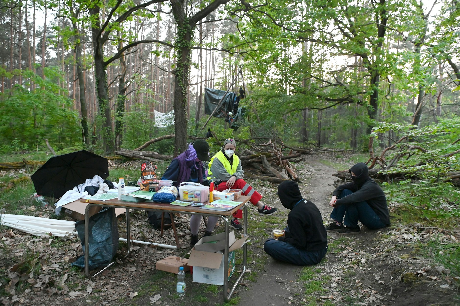 In der Wuhlheide haben Aktivisten ein mehr als 20 Fußballfelder großes Waldstück besetzt. Sie wollen so den Bau der Tangentiale-Verbindung-Ost verhindern.