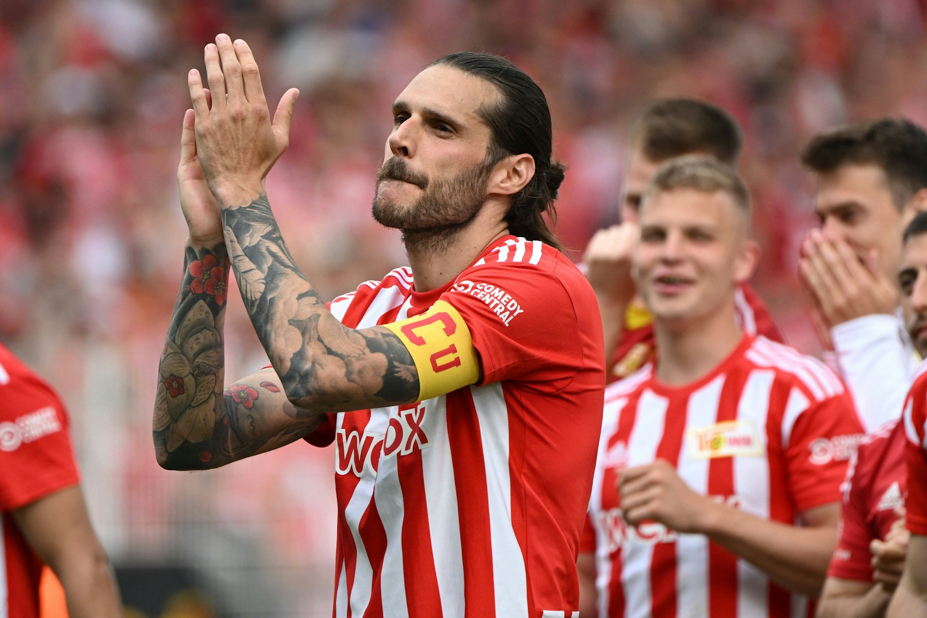 Kapitän Christopher Trimmel machte gegen Freiburg sein 300. Spiel für den 1. FC Union und wurde von den Fans gebührend gefeiert. 