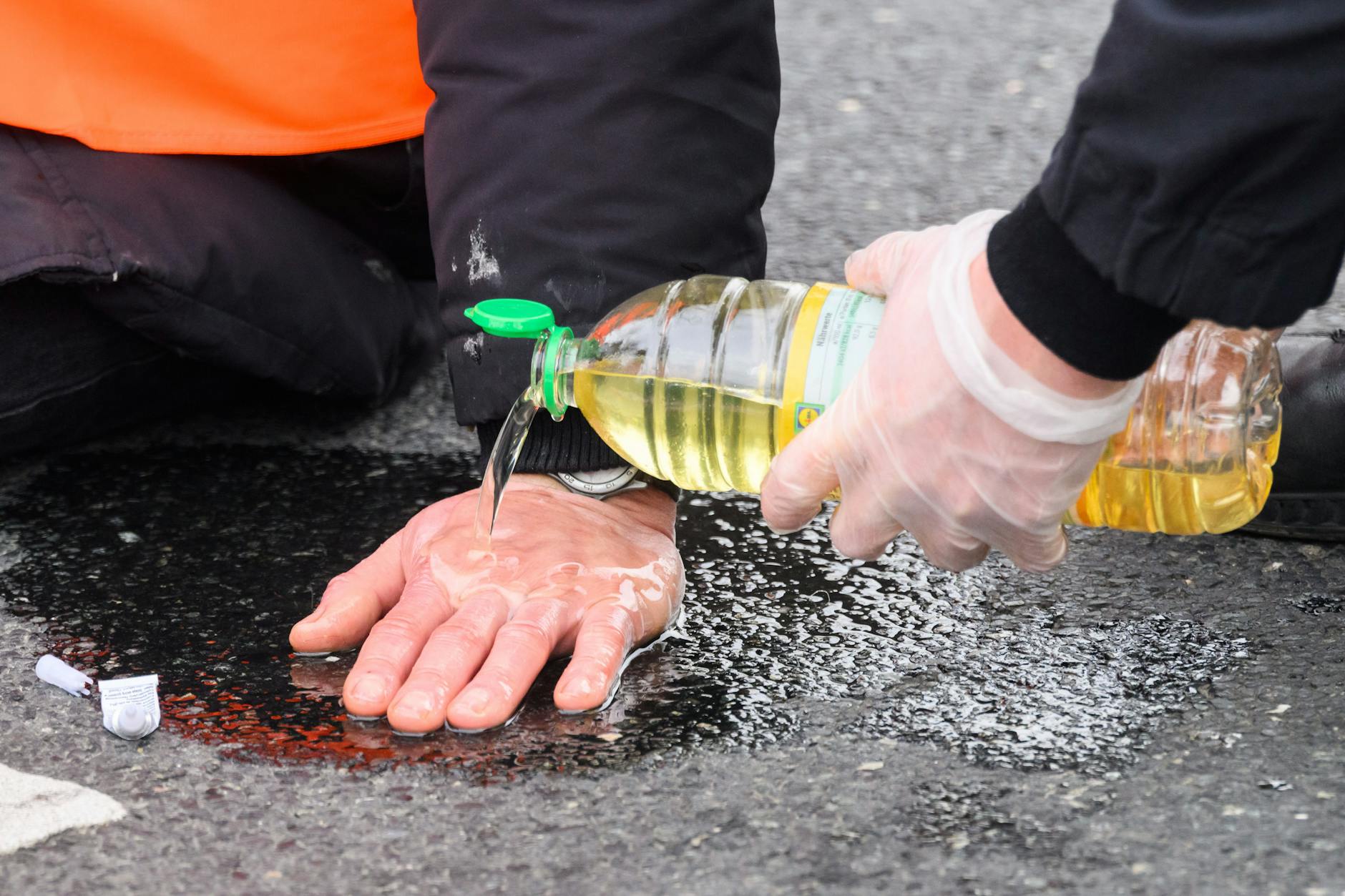 Immer wieder kleben sich Klima-Kleber in Berlin auf Straßen fest, um den Verkehr zu behindern. Jetzt gibt es Zahlen zu den behinderten Rettungseinsätzen.