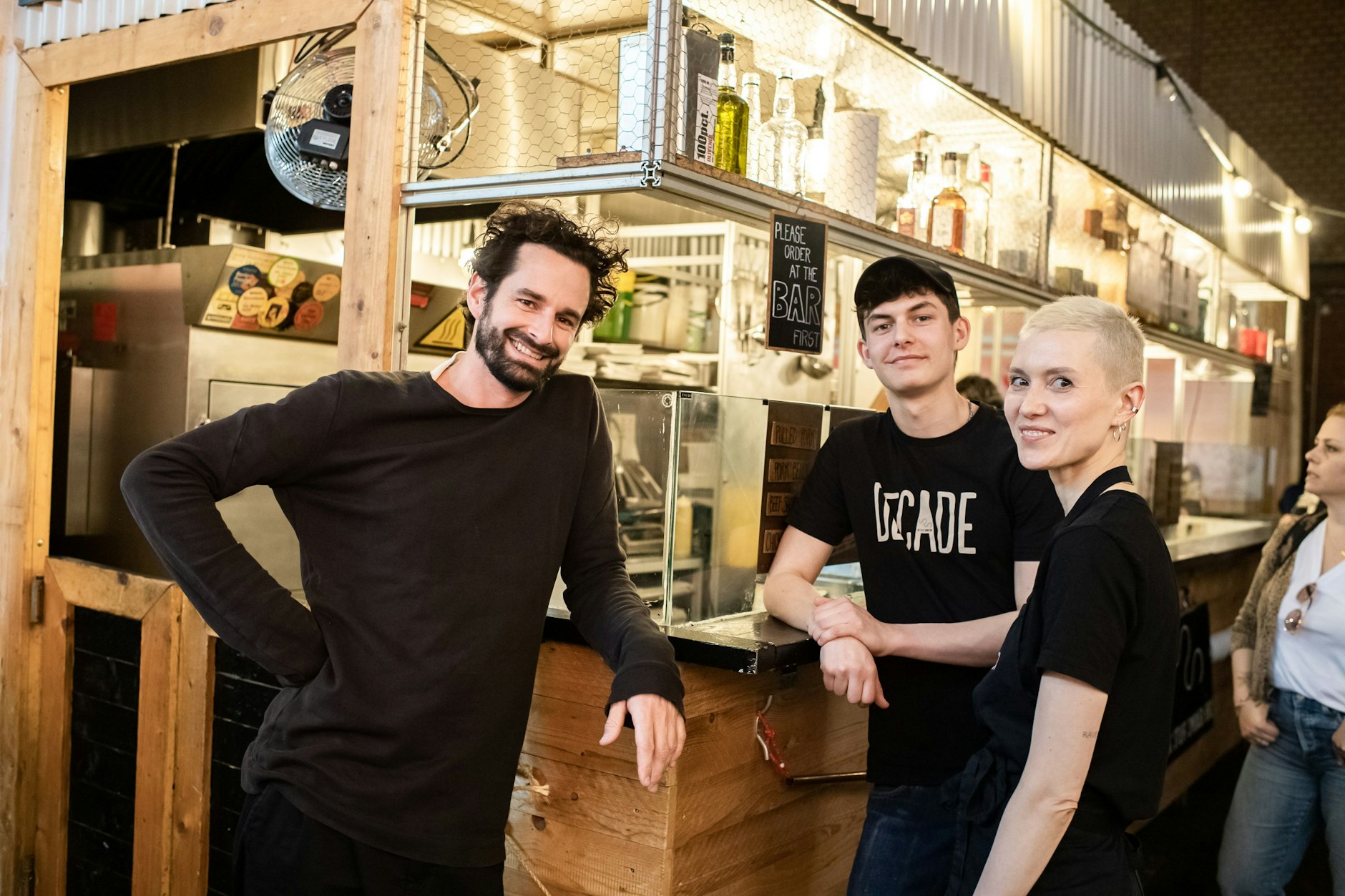 Im Hintergrund räuchert der Ofen: Tobias Bürger (li.) und sein Team von Big Stuff