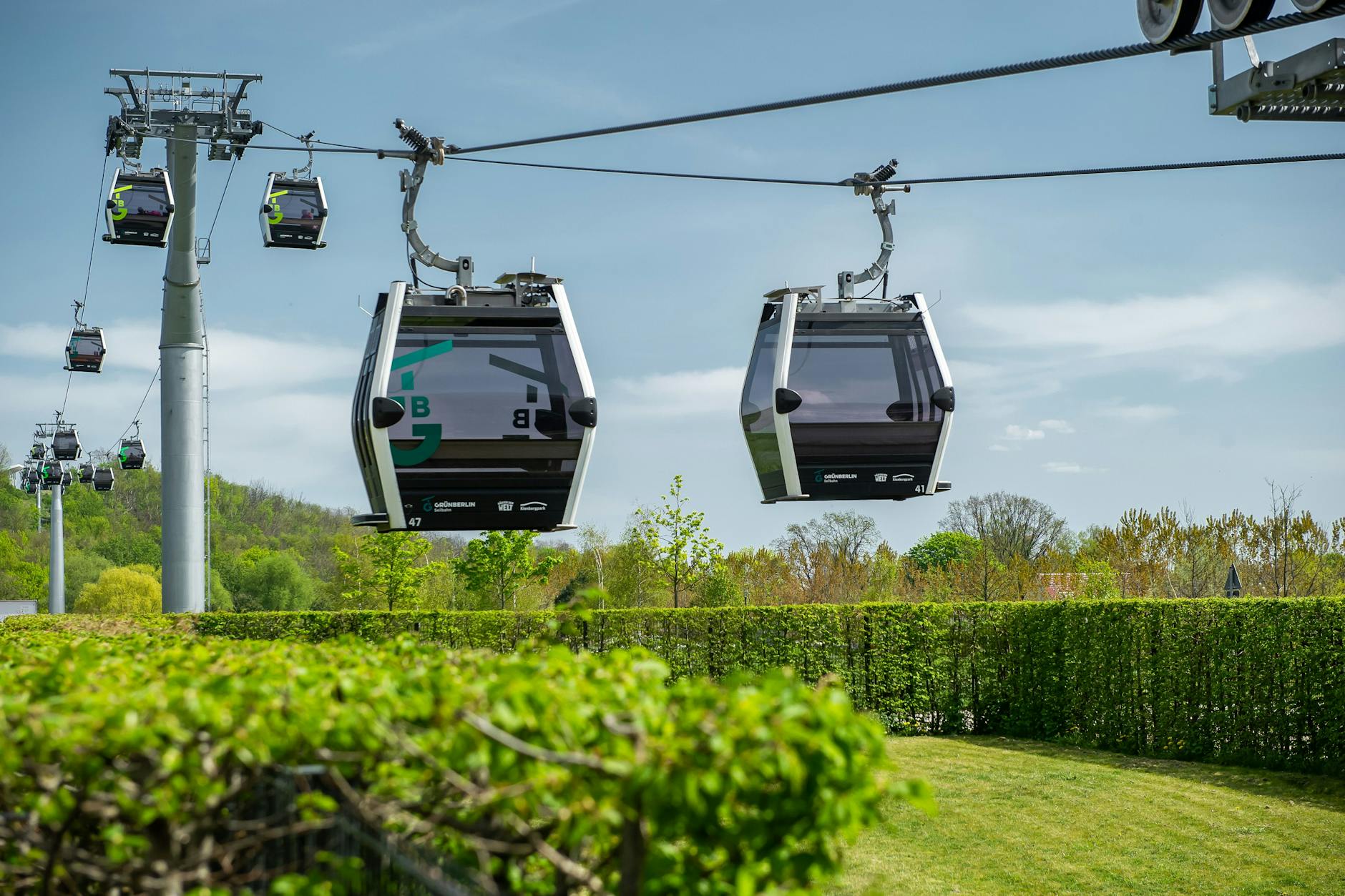 Berlins einzige Seilbahn verbindet die Gärten der Welt in Marzahn mit dem U-Bahnhof Kienberg an der U5. Anfang 2023 trat eine Vertragsverlängerung in Kraft, die mindestens bis 2033 gilt. Das Land Berlin zahlt dem Betreiber, der Firma Leitner, 15 Millionen Euro.
